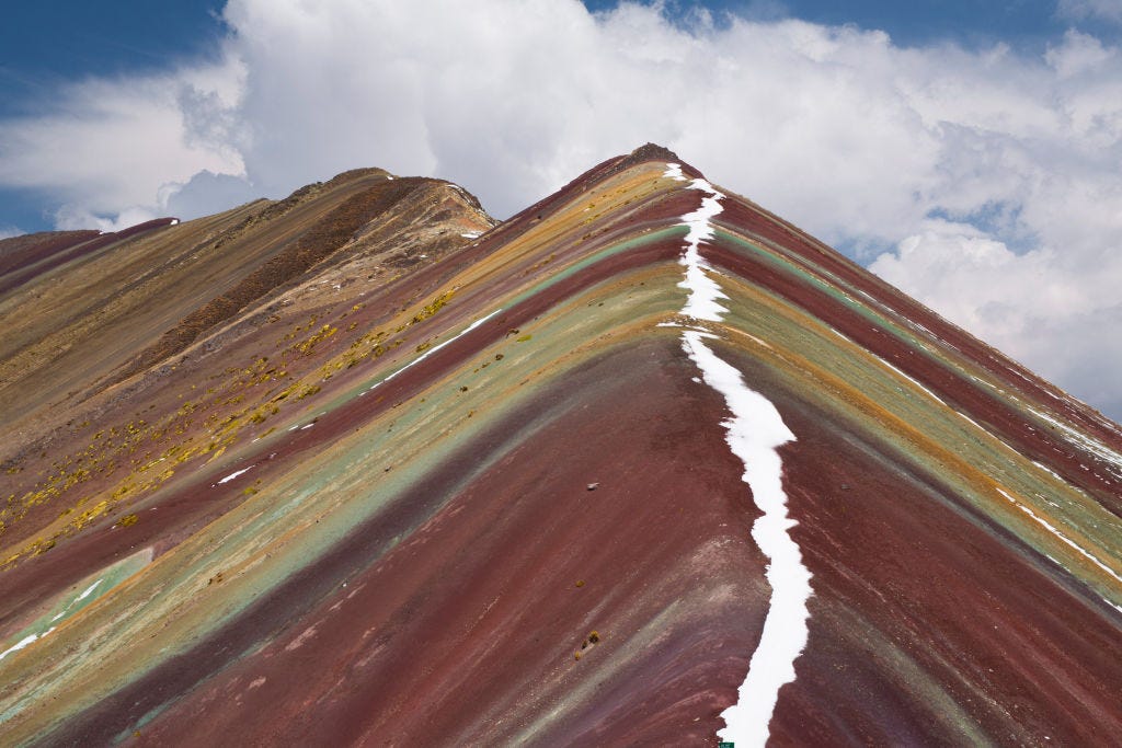 Núi Cầu Vồng, Peru, còn gọi là Vinicunca hoặc Montaña de Siete Colores (núi Bảy Màu) được bao phủ bởi các sọc đầy màu sắc tự nhiên. Các sọc là sản phẩm của thời tiết, khoáng vật và điều kiện môi trường