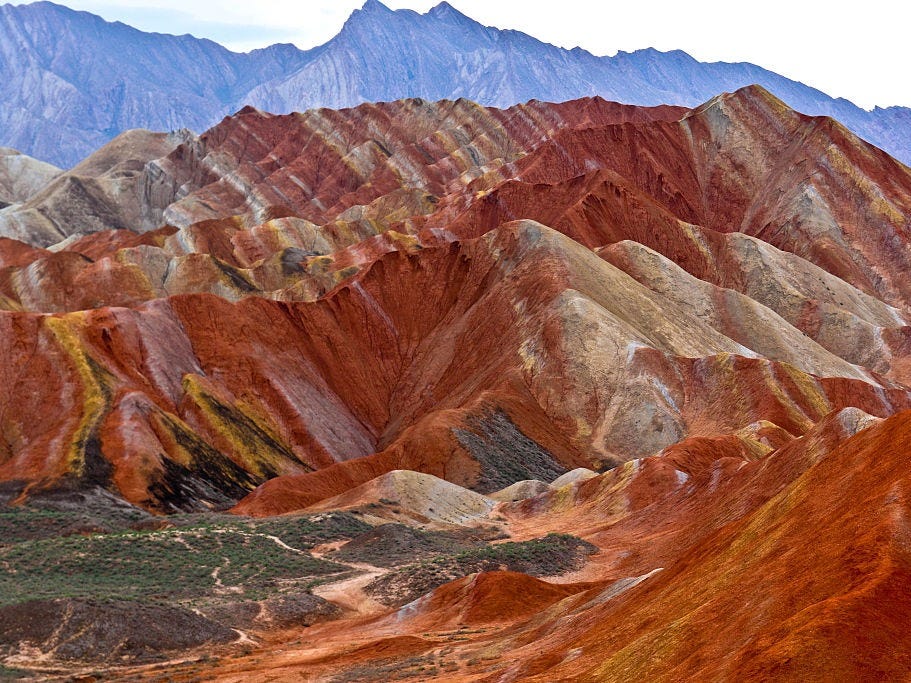 Tại Công viên địa chất địa chất Zhangye Danxia ở Zhangye, Trung Quốc, nước ngầm kết tủa để lại những mỏ khoáng chất đầy màu sắc trên núi. Nơi này đã trở thành Di sản thế giới của UNESCO vào năm 2010