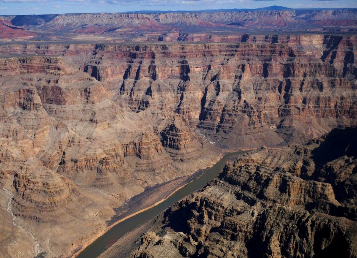 Grand Canyon gần như quá lộng lẫy và rộng lớn để có thể trở thành hiện thực. Hẻm núi, một trong bảy kỳ quan thế giới, có niên đại 70 triệu năm và trải dài 277 dặm