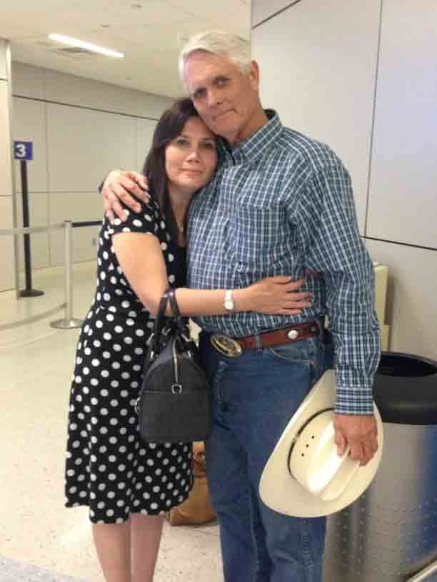Ông Rich Allen gặp lại con gái Lena sau 40 năm thất lạc, tại Sân bay quốc tế Dallas Fort Worth vào tháng 7.2013