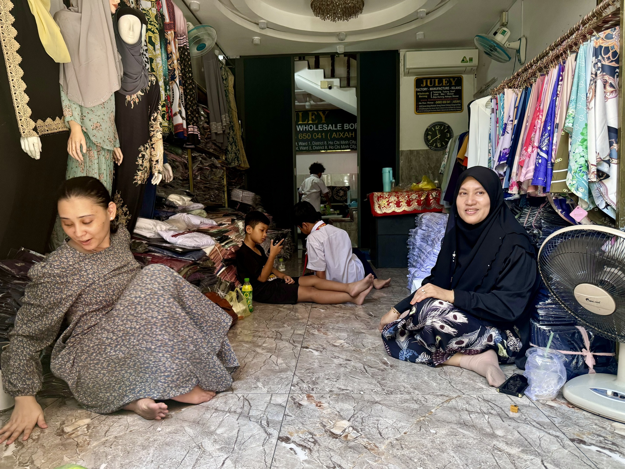 Người phụ nữ theo đạo Hồi vẫn mặc quần áo dài khi ở nhà
