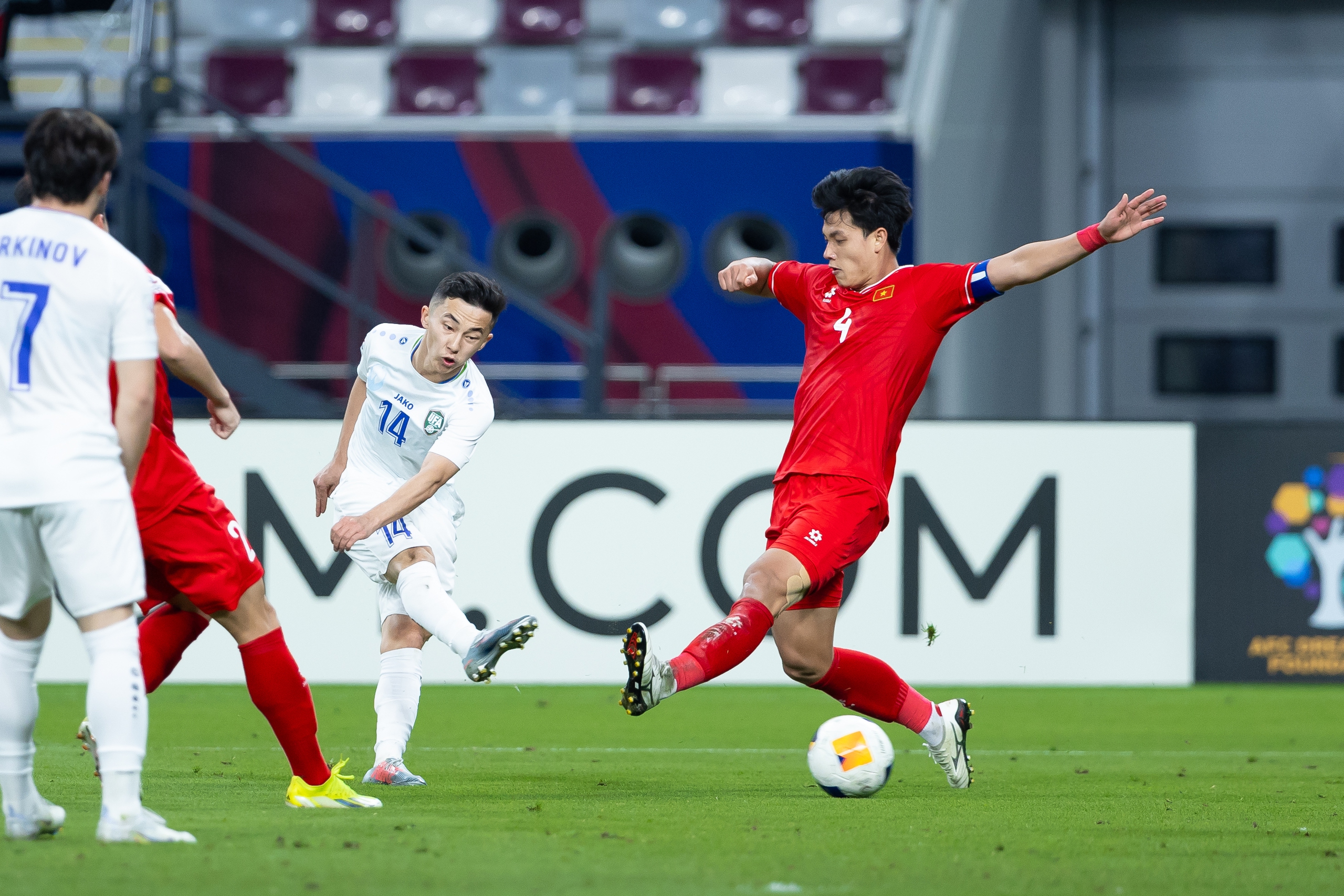 Hàng thủ U.23 Việt Nam (áo đỏ) cần tiếp tục cải thiện