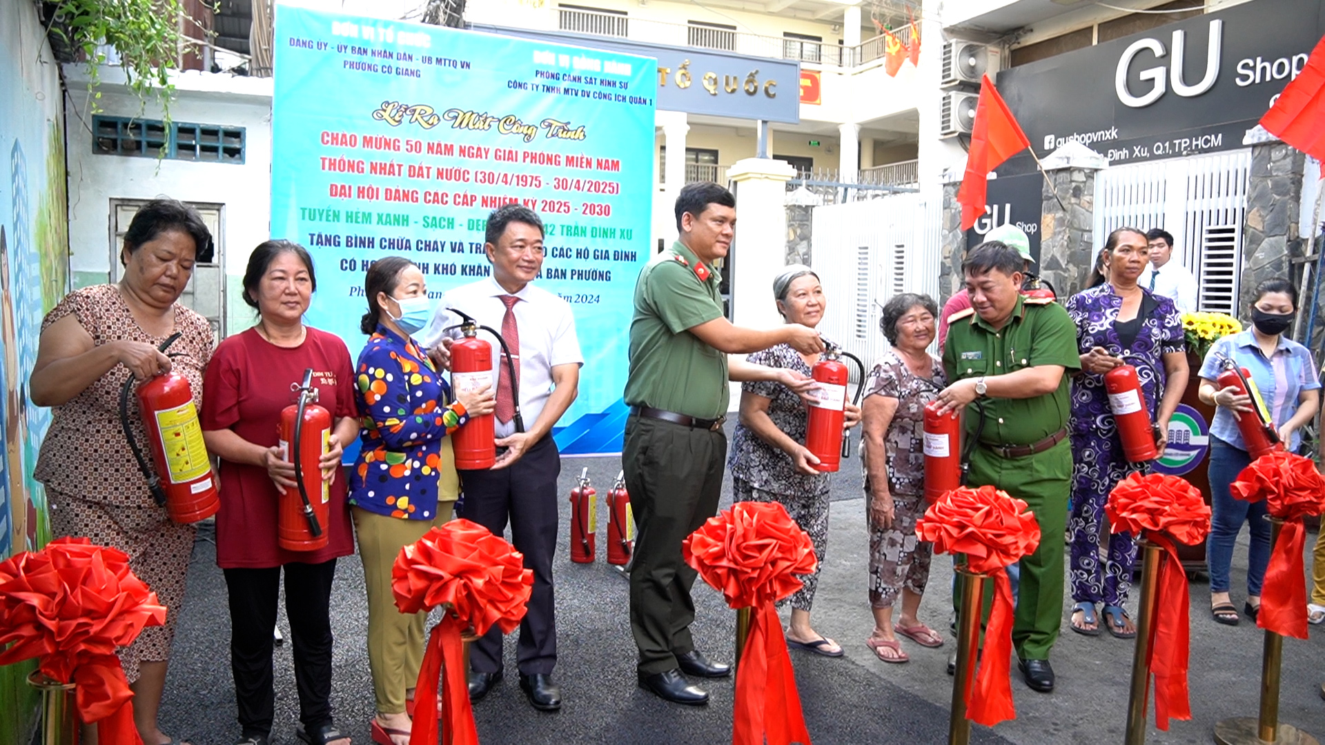 UBND Phường Cô Giang cũng đã trao tặng bình chữa cháy cho những hộ dân có điều kiện khó khăn trên địa bàn phường