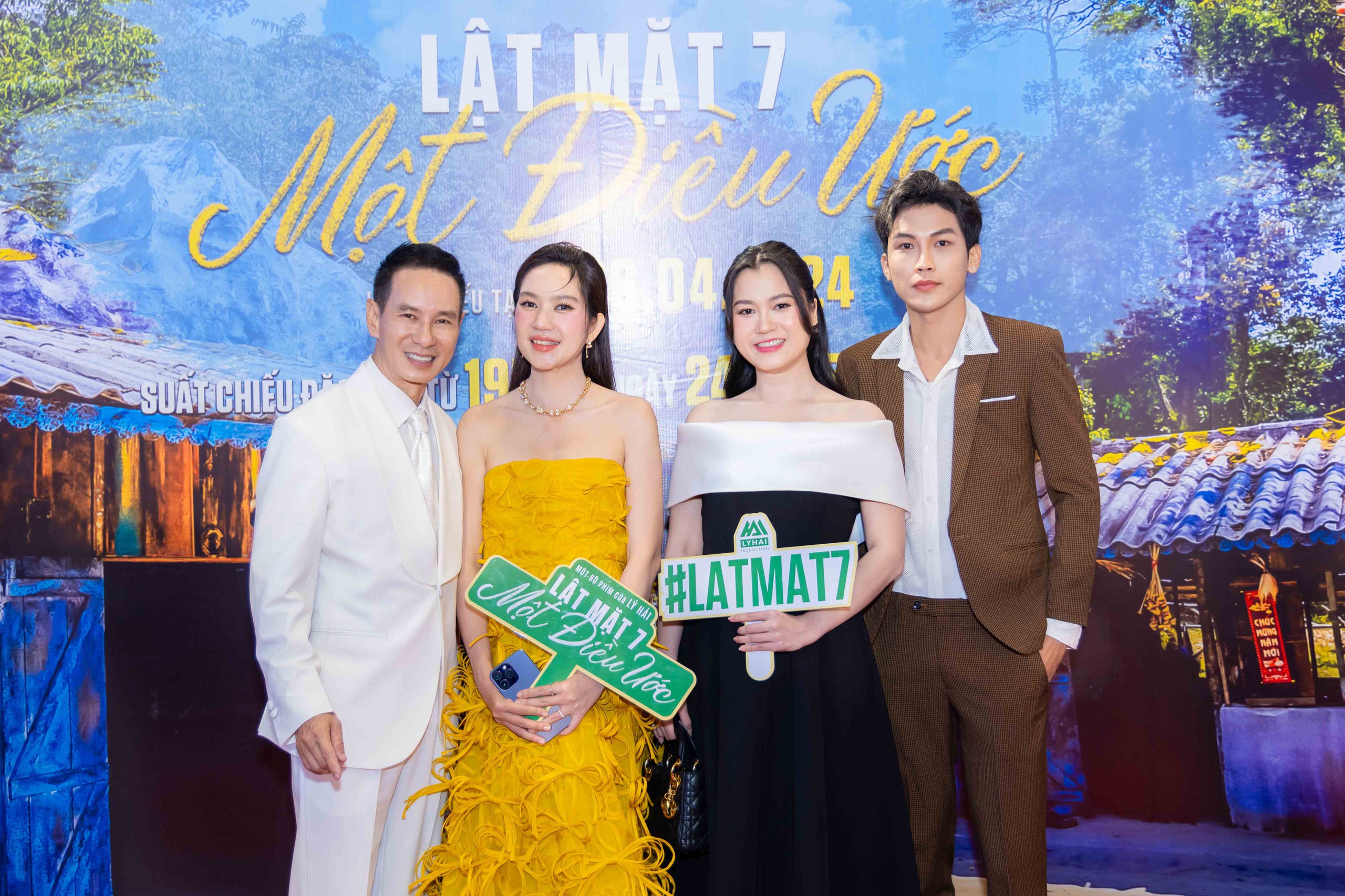 Diễn viên Lâm Vỹ Dạ diện váy trễ vai khoe nhan sắc trẻ trung, sánh vai cùng nam diễn viên trẻ tham dự sự kiện