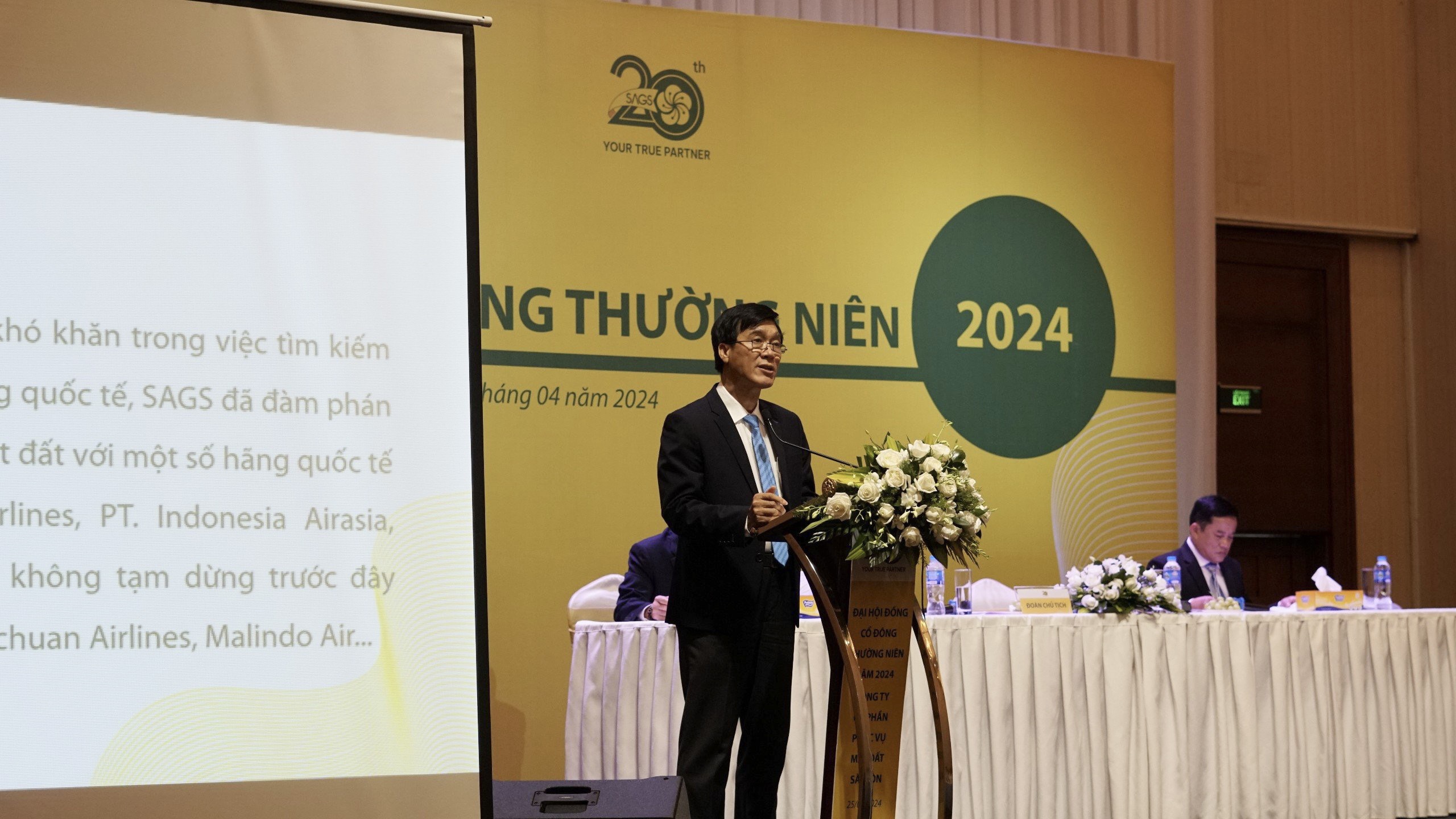 Hàng không khó khăn, đơn vị dịch vụ mặt đất vẫn lời trăm tỉ- Ảnh 2. Ông Đặng Tuấn Tú báo cáo tổng kết hoạt động sản xuất kinh doanh năm 2023 và thông qua kế hoạch sản xuất kinh doanh năm 2024 của SAGS tại Đại hội đồng cổ đông thường niên