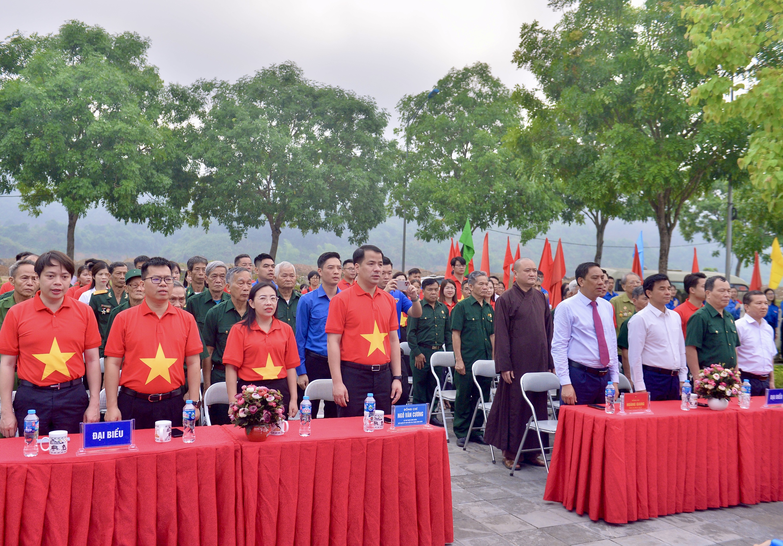 Đoàn đại biểu thực hiện nghi lễ chào cờ tại Khu di tích cách mạng Soi Lần