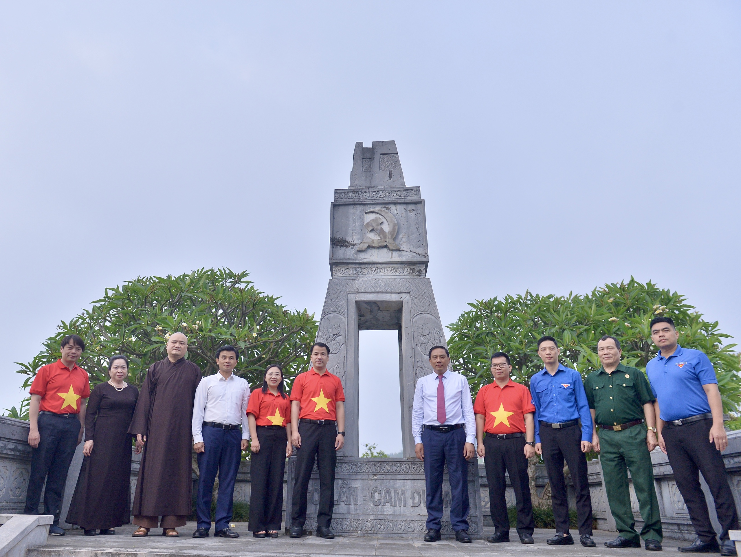 Bí thư T.Ư Đoàn Ngô Văn Cương và Phó bí thư Tỉnh ủy Lào Cai Hoàng Giang cùng các đại biểu chụp ảnh lưu niệm tại Khu di tích cách mạng Soi Lần