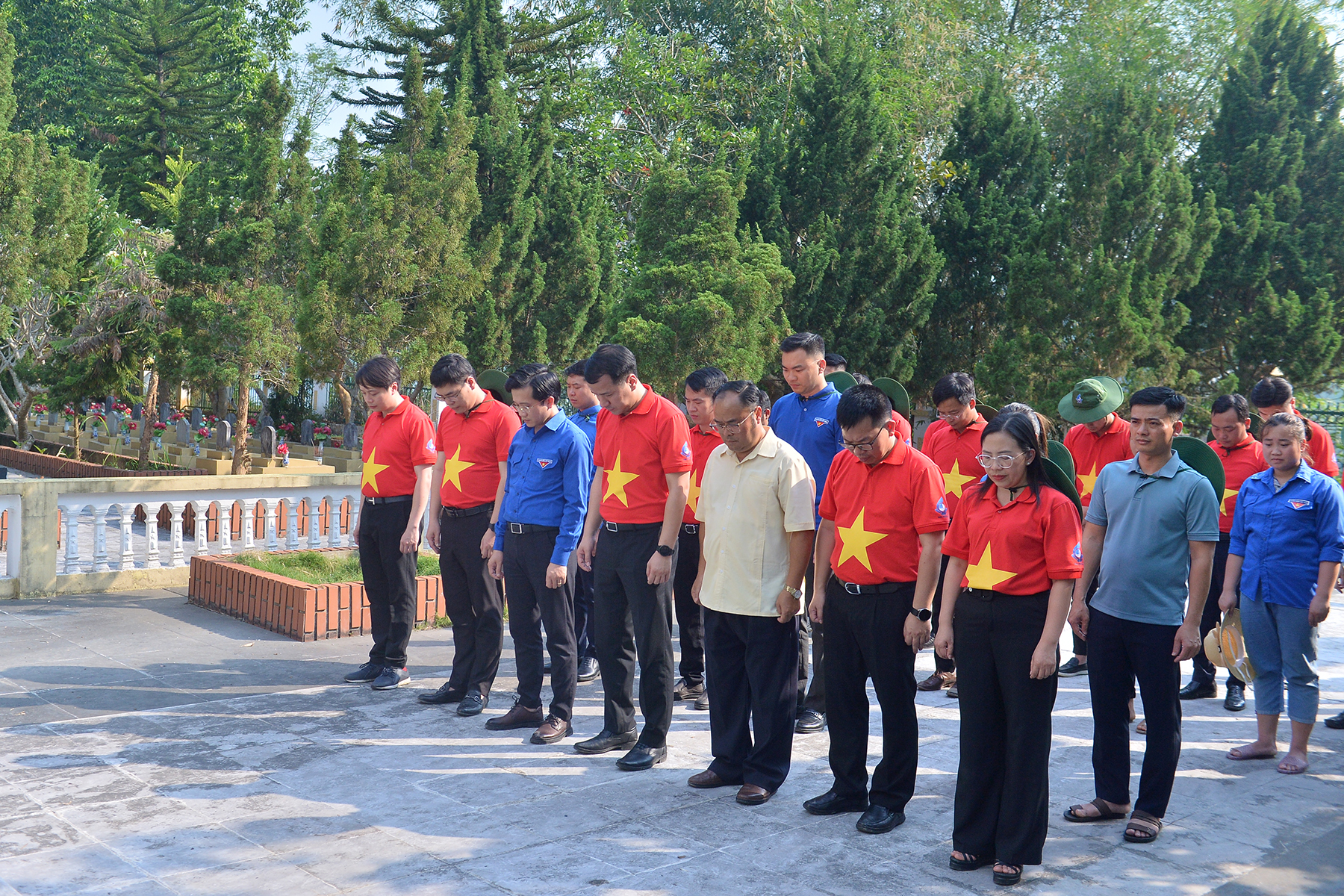 Đoàn đại biểu dành một phút mặc niệm, tưởng nhớ đến công ơn của các anh hùng liệt sĩ tại nghĩa trang liệt sĩ xã Chăn Nưa