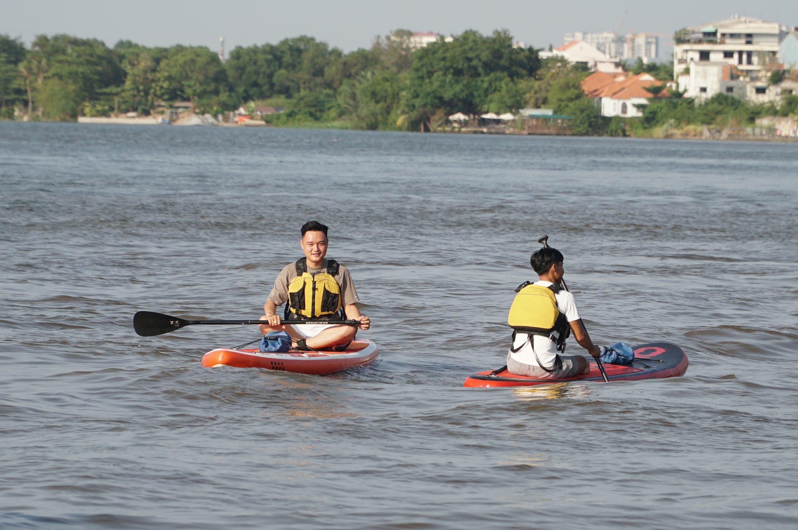 Nhiều người trẻ thích thú khi chèo SUP trên sông Sài Gòn