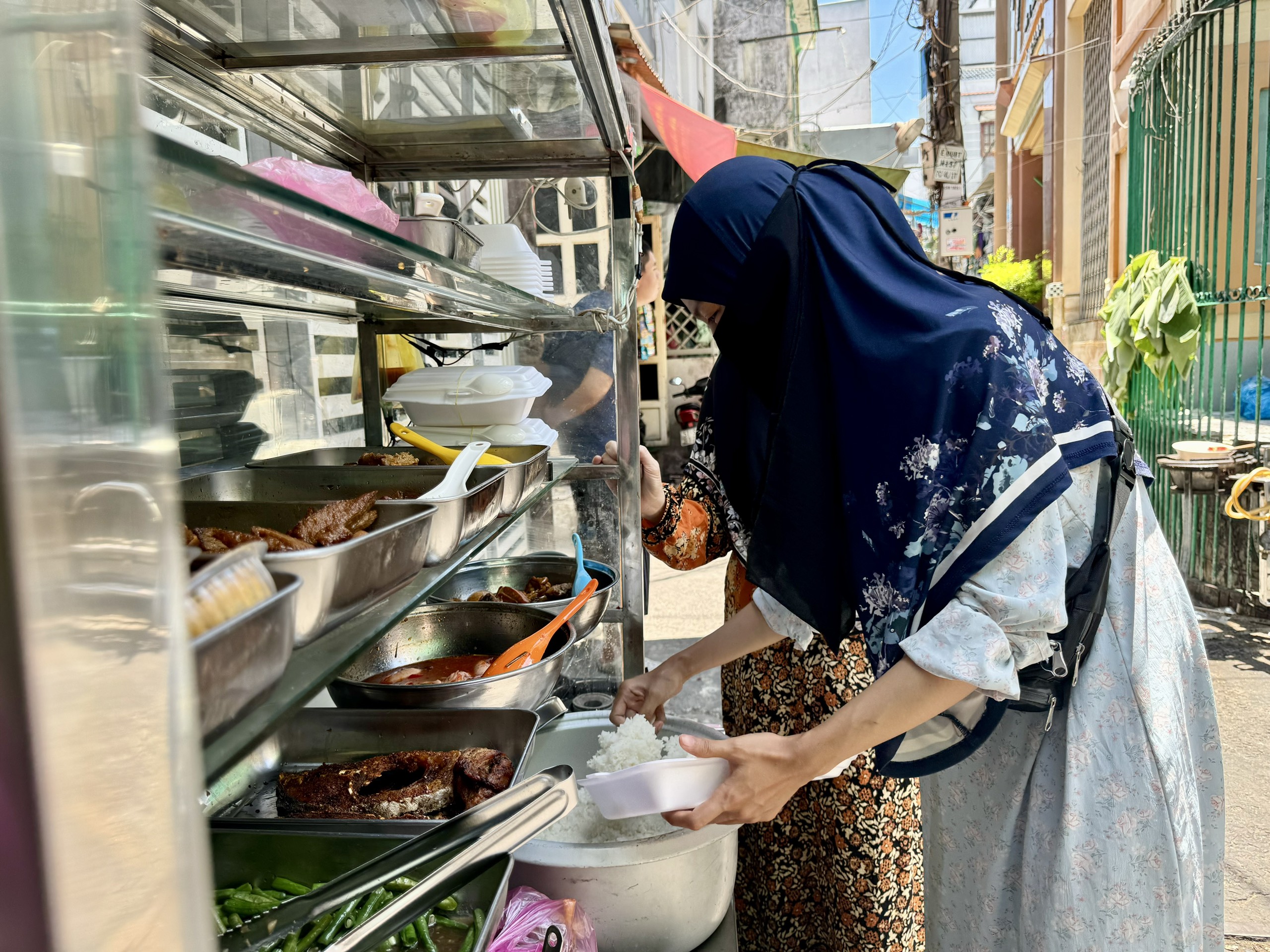 Chị Sakina có quán cơm nhỏ bán cho cả người đạo Hồi và người Việt