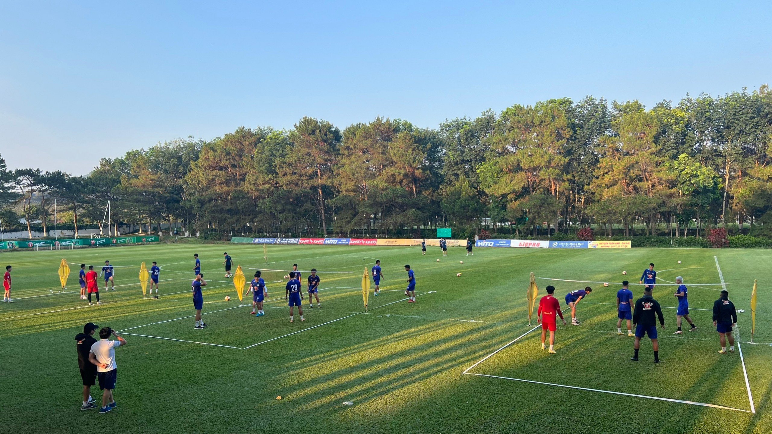 Một phần hệ thống sân bãi và khung cảnh tuyệt đẹp của Học viện bóng đá LPBank HAGL