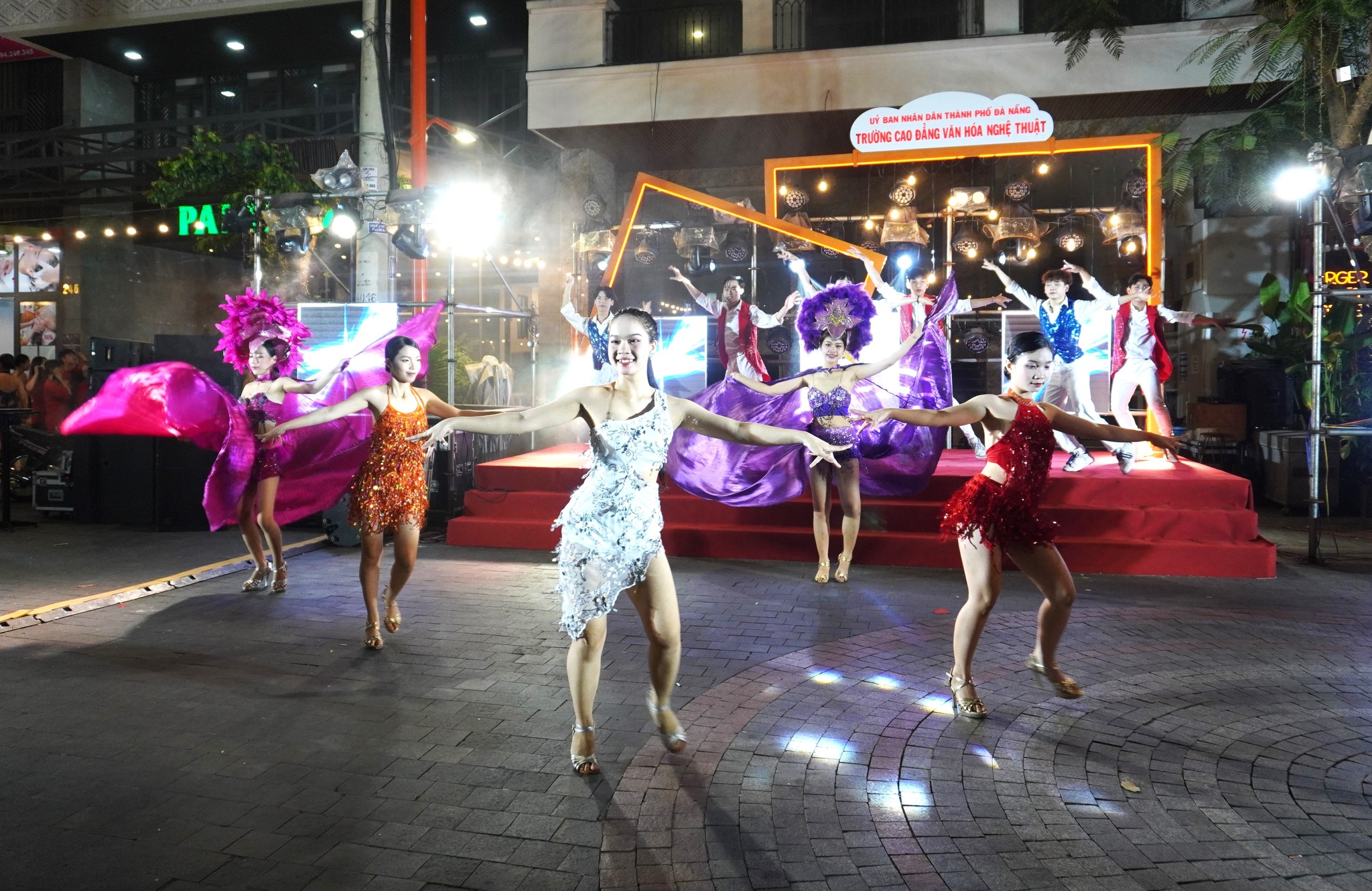 Phố đi bộ, chợ đêm An Thượng có các hoạt động vũ điệu đường phố