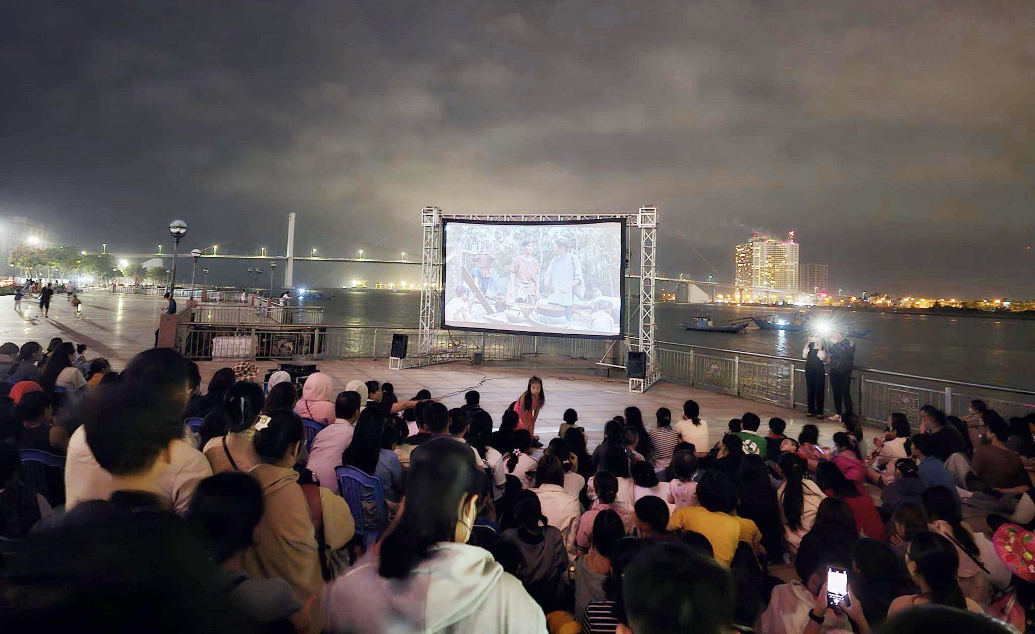 Chiếu phim lưu động tại đường Như Nguyệt ven sông Hàn