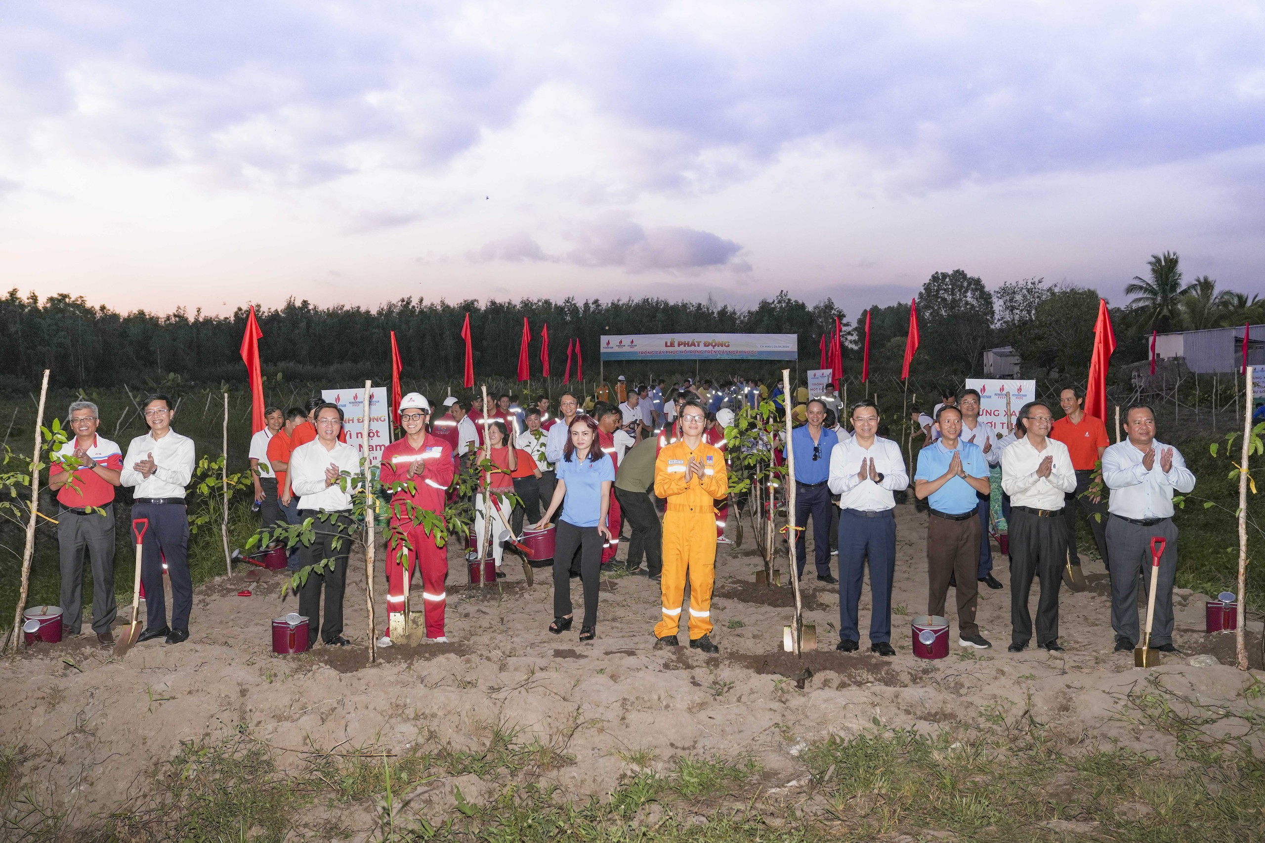 Lãnh đạo, cán bộ nhân viên Petrovietnam trồng cây xanh, góp phần phục hồi rừng trên đất ngập nước Lãnh đạo, cán bộ nhân viên Petrovietnam trồng cây xanh, góp phần phục hồi rừng trên đất ngập nước
