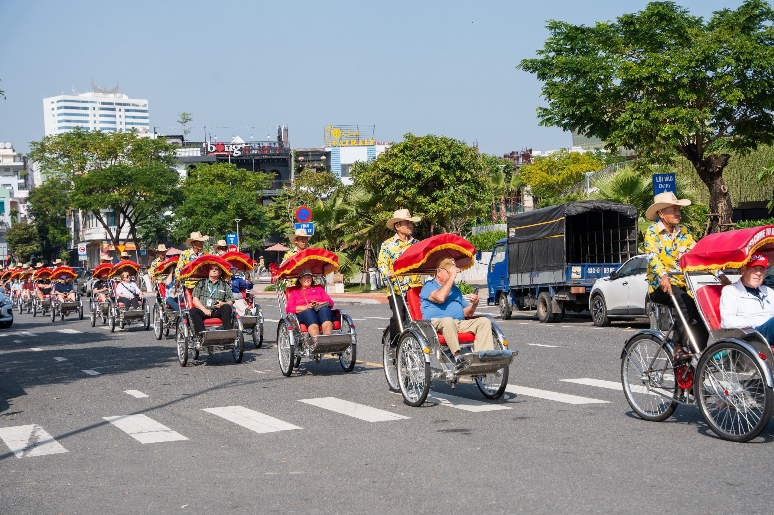 Đội Xích lô du lịch đưa du khách khám phá nội thành Đà Nẵng