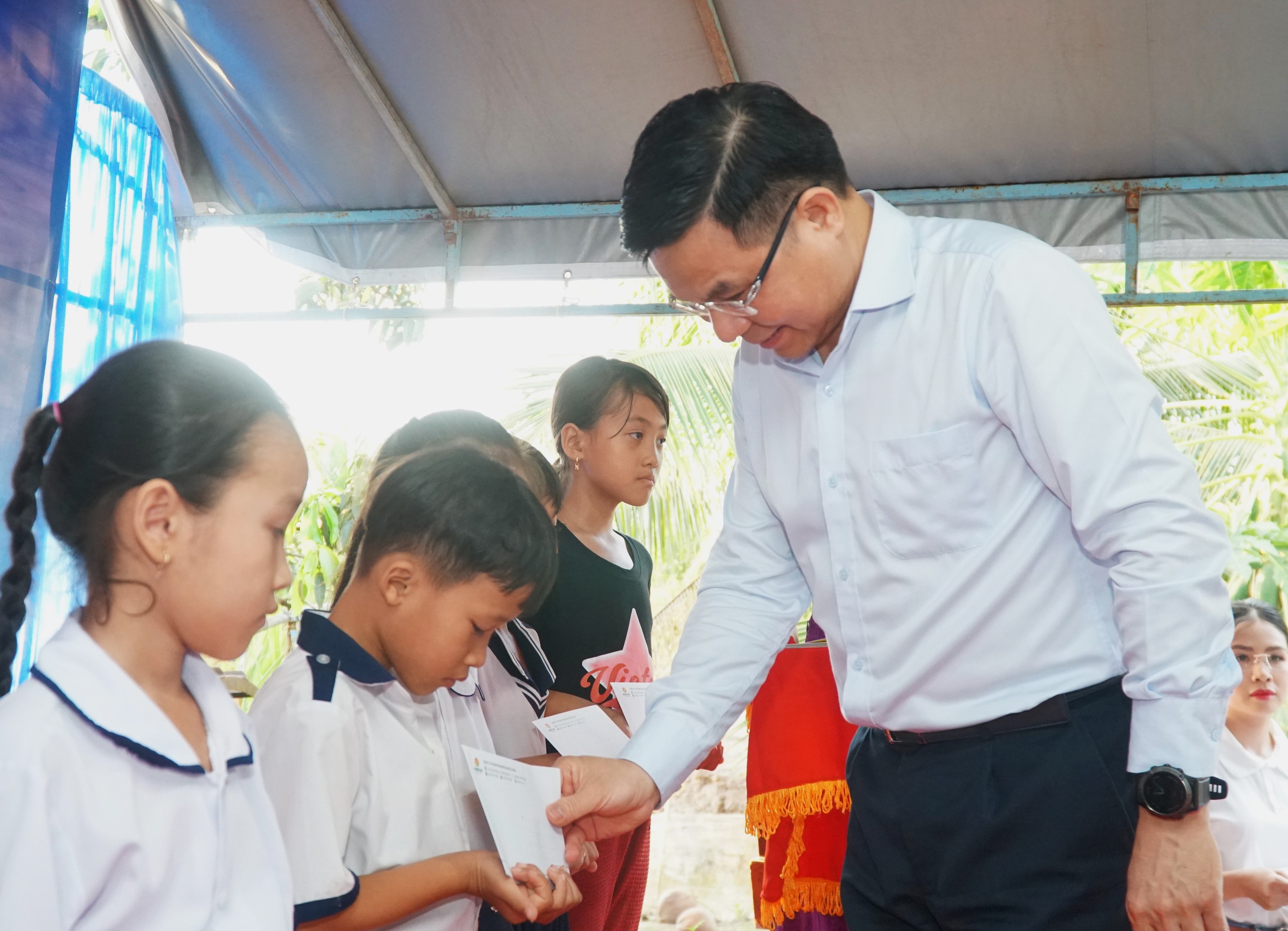 Chủ tịch HĐTV Petrovietnam Lê Mạnh Hùng trao học bổng cho các em học sinh Chủ tịch HĐTV Petrovietnam Lê Mạnh Hùng trao học bổng cho các em học sinh