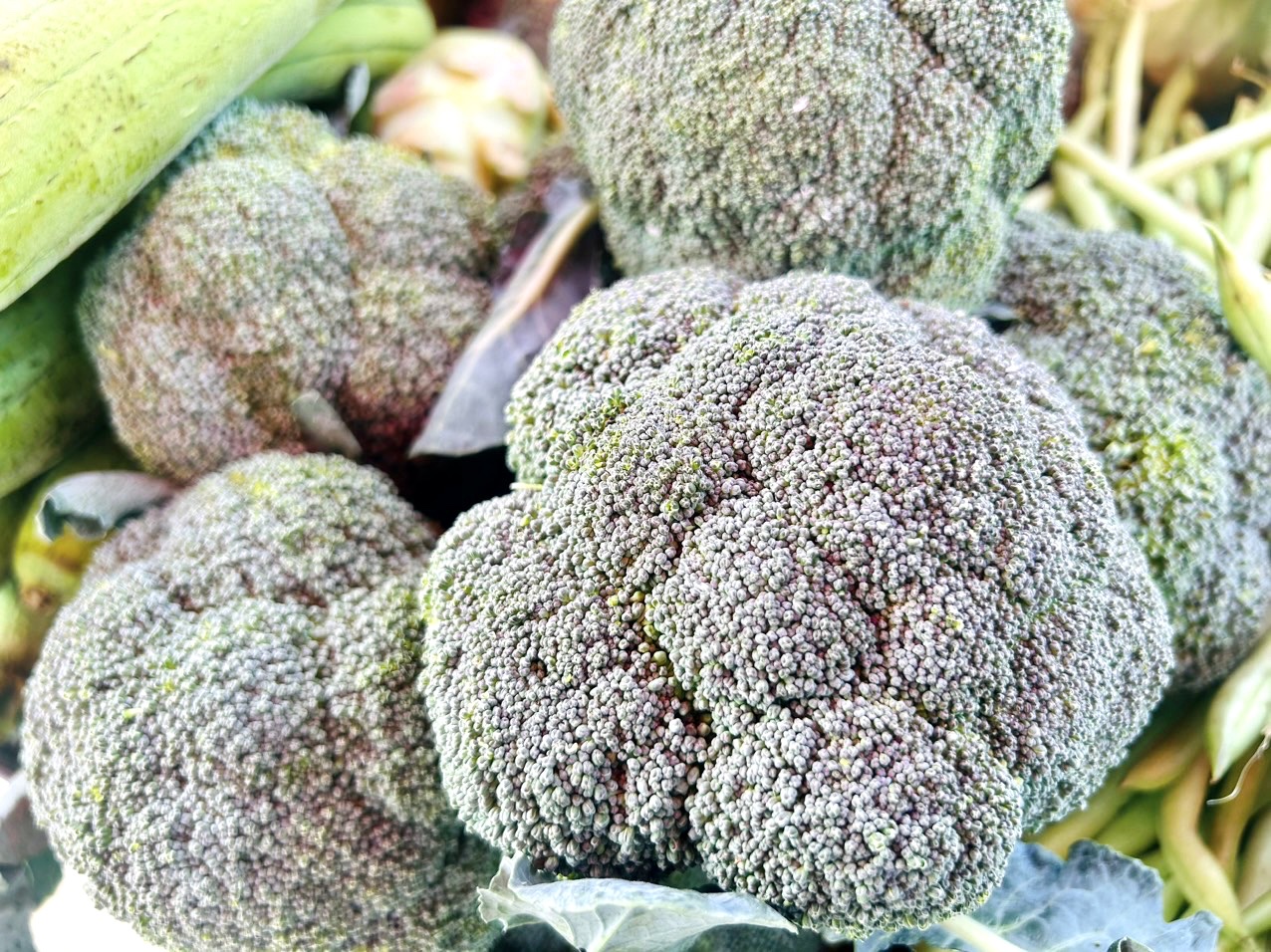 Bác sĩ chia sẻ chế độ ăn giúp kiểm soát huyết áp cao- Ảnh 1. Nên ăn nhiều thực phẩm giàu kali, magie và canxi như bông cải xanh, rong biển...