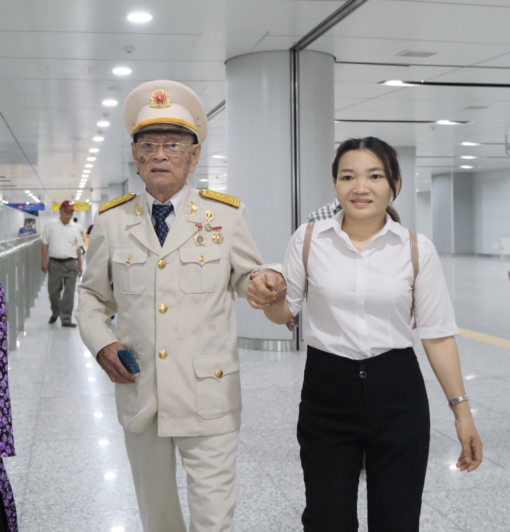 Sau hành trình 29 phút qua 14 nhà ga, Đại tá Nguyễn Tầm Thường (ngụ quận Thủ Đức) xúc động chia sẻ: 