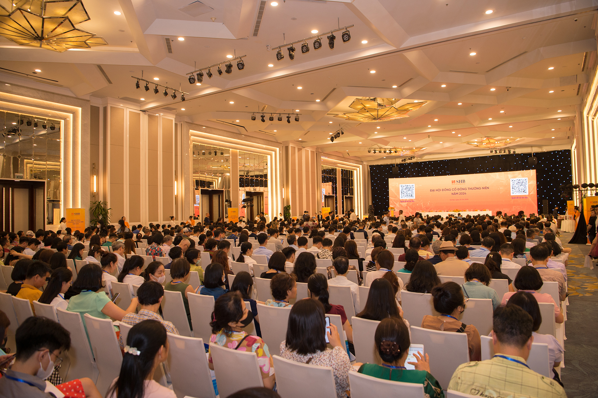 Toàn cảnh Đại hội đồng cổ đông SHB năm 2024 với gần 1.400 cổ đông tham dự Toàn cảnh Đại hội đồng cổ đông SHB năm 2024 với gần 1.400 cổ đông tham dự
