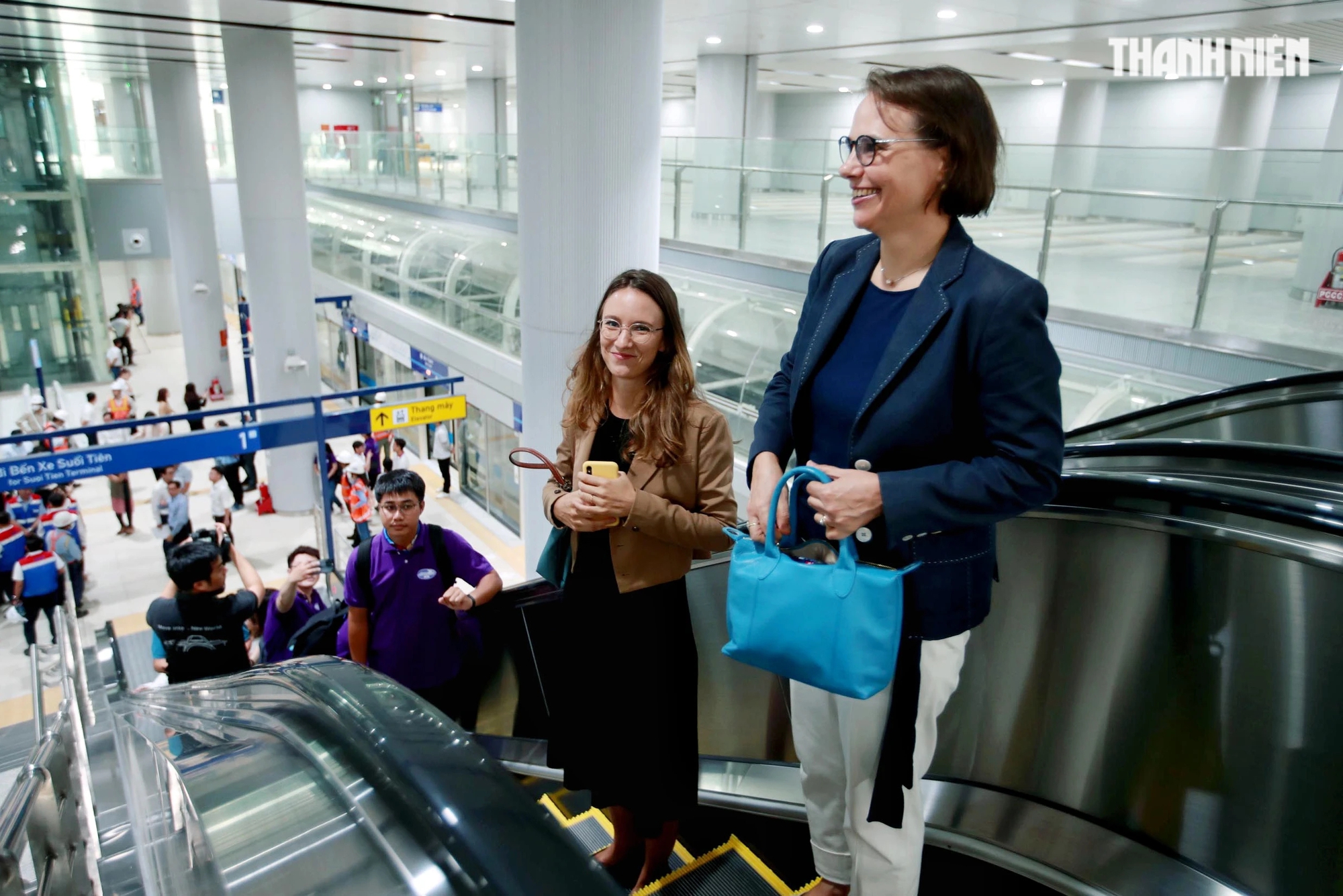 Tổng lãnh sự Đức tại TP.HCM Josefine Wallat (bên phải) hào hứng khi có mặt tại ga Trung tâm Bến Thành để trải nghiệm tuyến metro số 1
