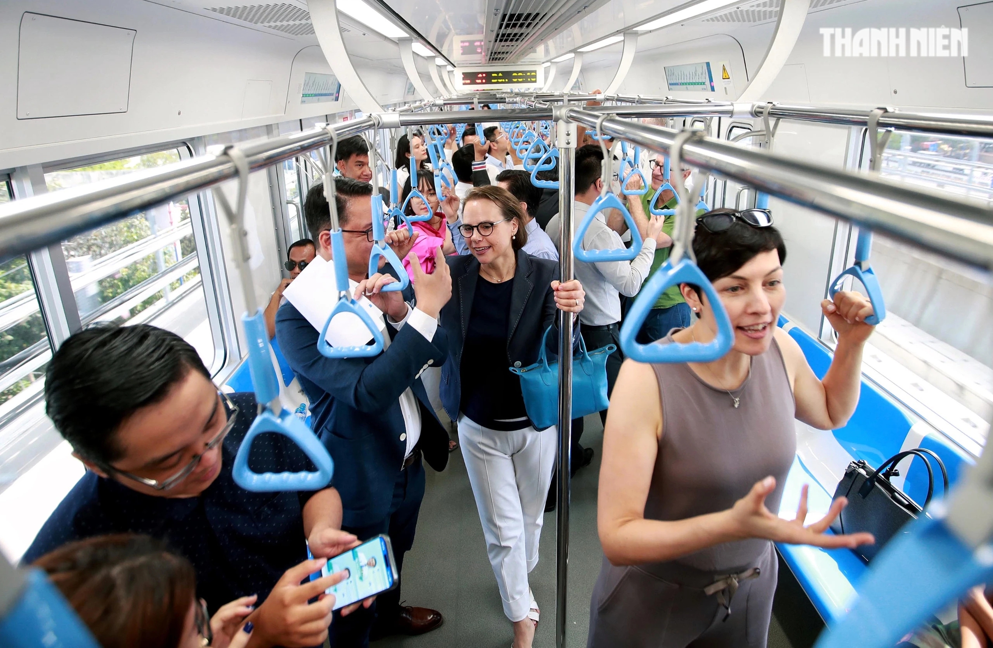 Những vị khách nước ngoài đặc biệt hào hứng trò chuyện trao đổi trên chuyến tàu điện ngầm metro số 1 chạy thử sáng nay