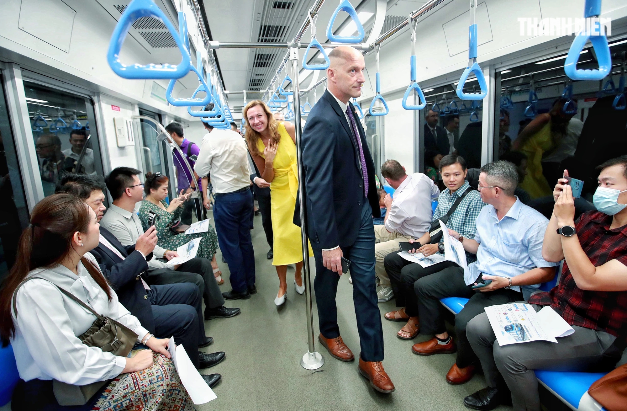 Đông đảo khách mời từ các cơ quan đại diện nước ngoài tại TP.HCM tham quan trải nghiệm tuyến metro số 1 xuất phát từ nhà ga trung tâm Bến Thành