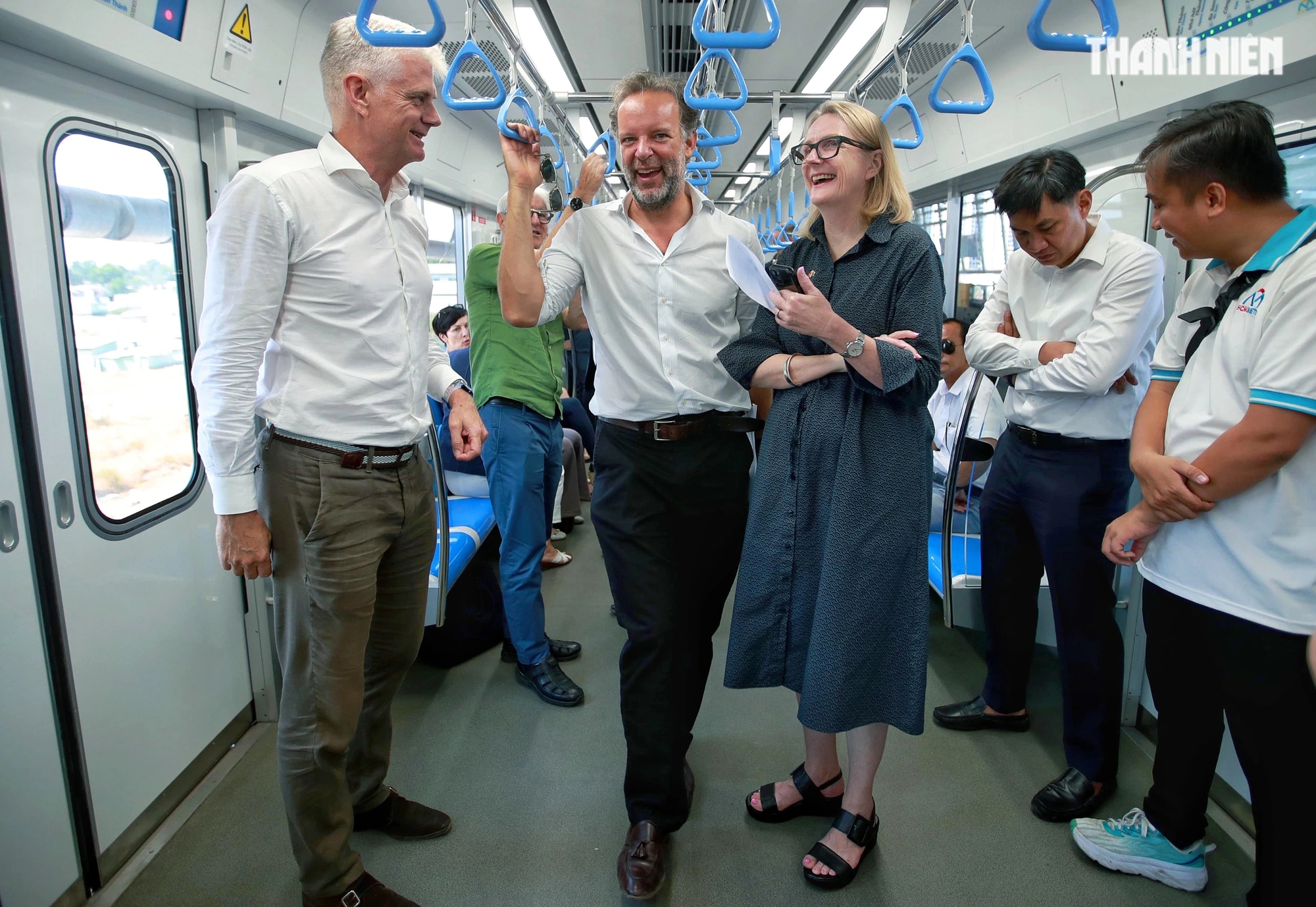 Tổng lãnh sự Vương quốc Hà Lan tại TP.HCM Daniël Stork (ở giữa) cùng Tổng lãnh sự Úc tại TP.HCM  Bà Sarah Hooper (bên phải) trò chuyện trên chuyến tàu metro số 1