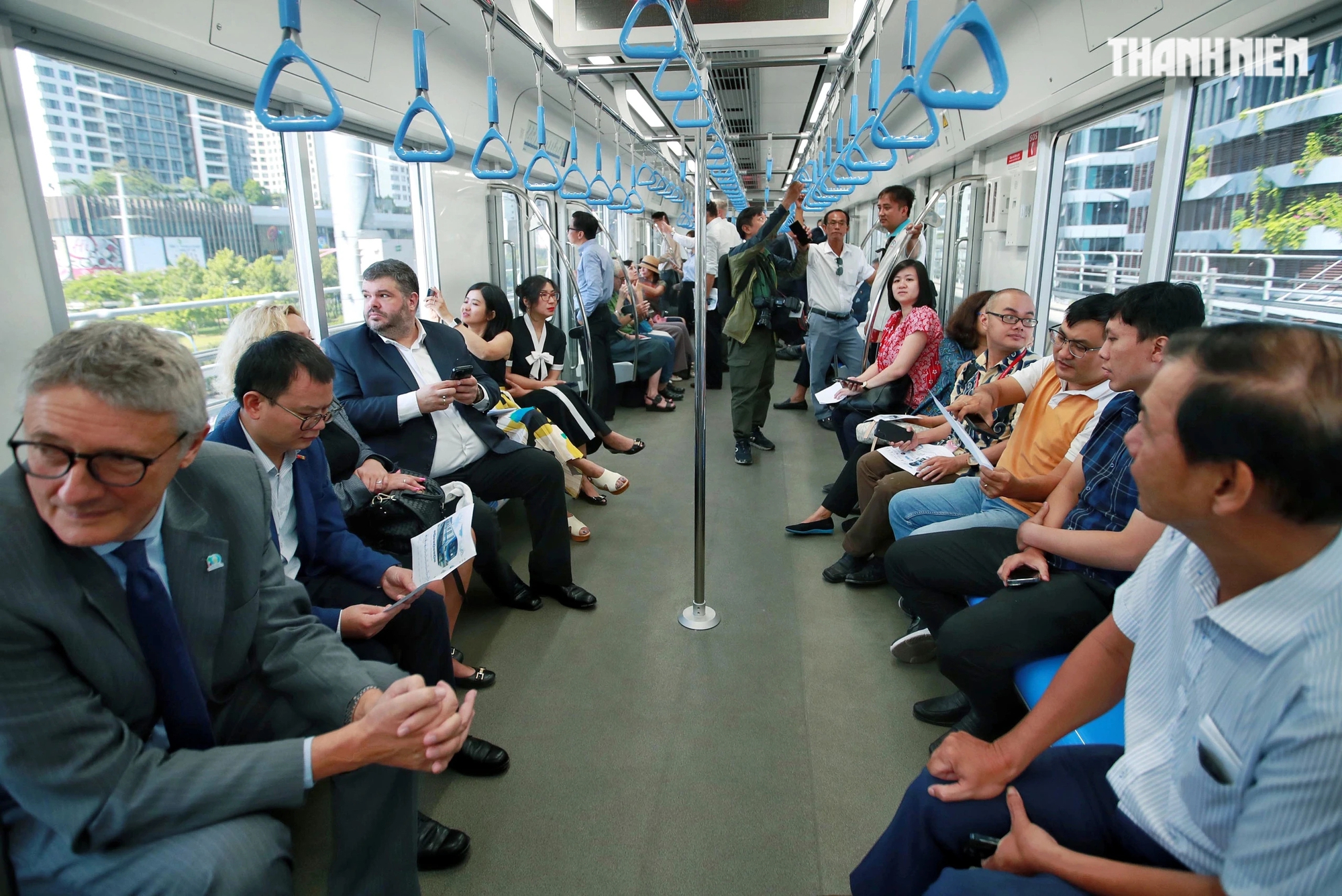 Trong chuyến chạy thử nghiệm tự động trên toàn tuyến metro số 1 sáng nay xuất phát từ nhà ga trung tâm Bến Thành, qua các ga Nhà hát Thành phố, Ba Son và các ga trên cao như ga Văn Thánh, Tân Cảng, Thảo Điền, An Phú, Rạch Chiếc...