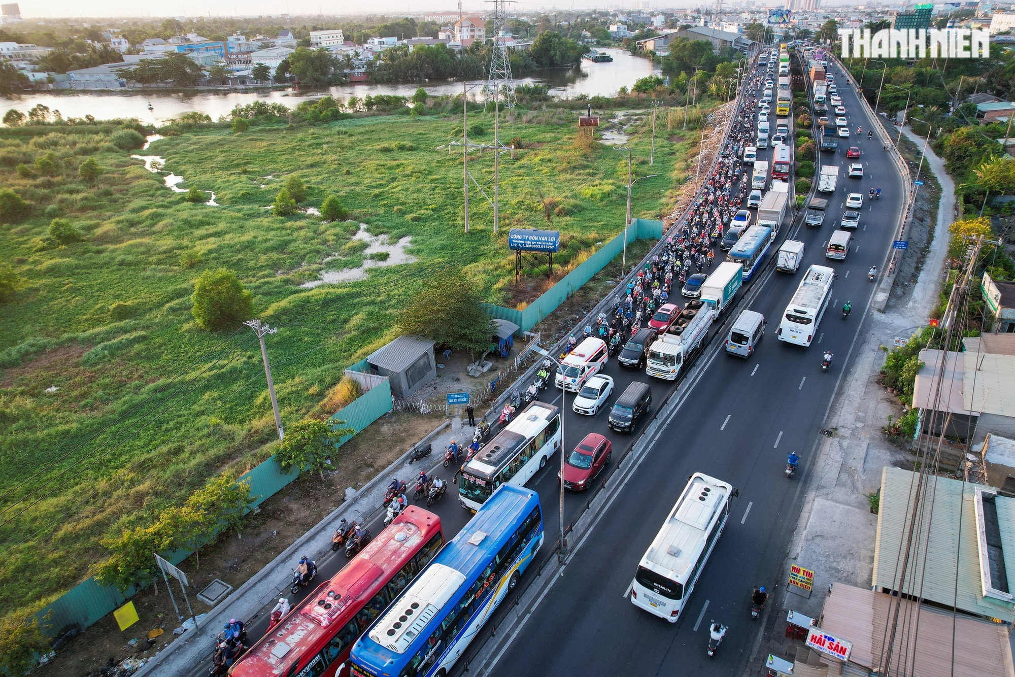Khoảng 17 giờ, tại một số nút giao thông trọng điểm như cầu cầu Bình Điền, giao lộ Quốc lộ 1 - Nguyễn Hữu Trí đã xảy ra tình trạng ùn ứ, phương tiện di chuyển khó khăn