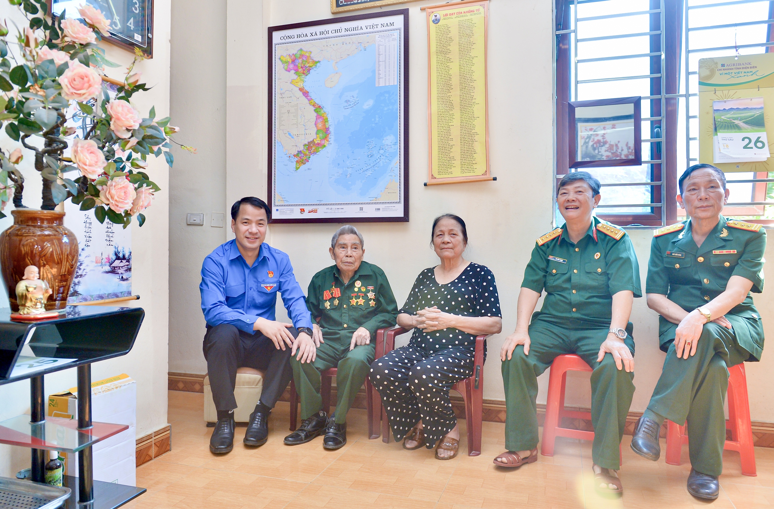 Anh Ngô Văn Cương chụp ảnh cùng vợ chồng ông Kế và cựu chiến binh tại địa phương