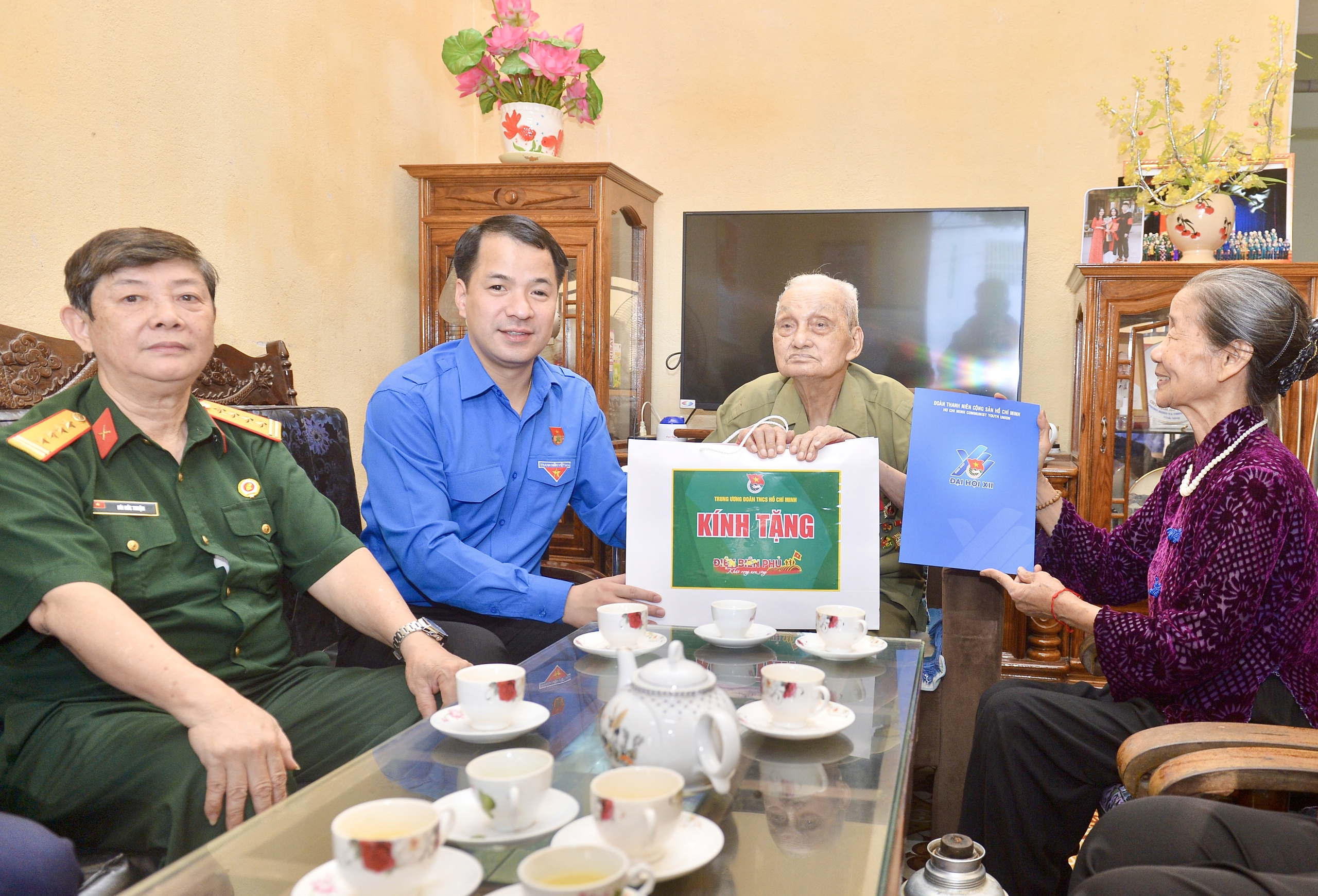 Đoàn công tác đến thăm, tặng quà gia đình chiến sĩ Điện Biên Hoàng Đình Huệ