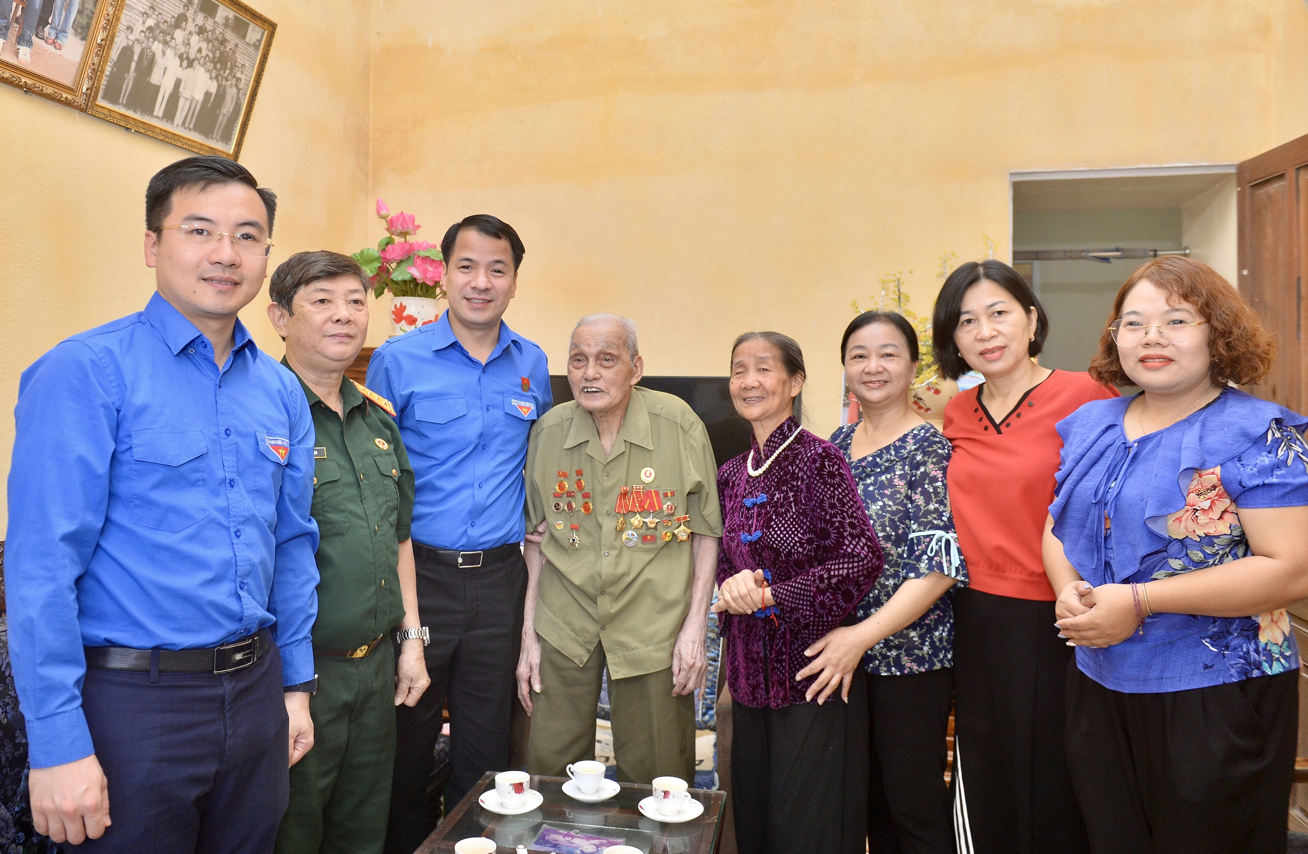 Gia đình chiến sĩ Điện Biên Hoàng Đình Huệ chụp ảnh với đoàn công tác