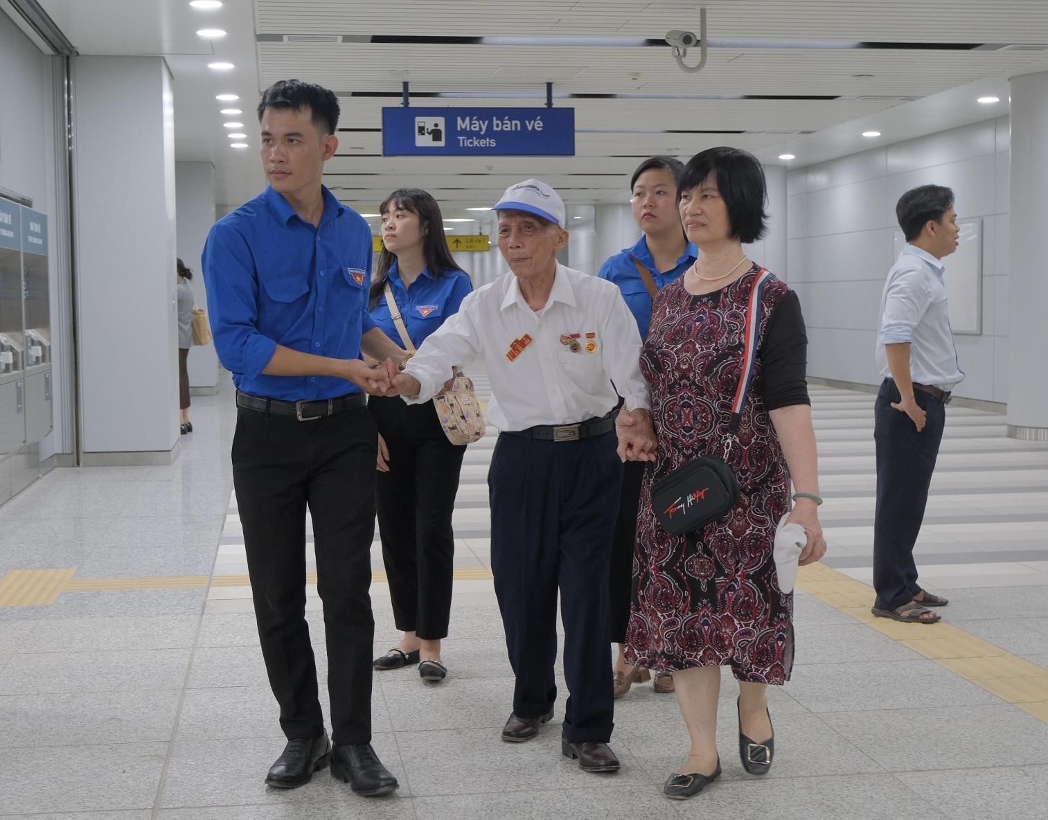 Các bạn trẻ Đoàn viên Thanh Niên đã có mặt từ rất sớm để cùng người nhà hỗ trợ các nhân chứng lịch sử của trận đánh Điện Biên Phủ trải nghiệm tuyến metro đầu tiên của TP.HCM