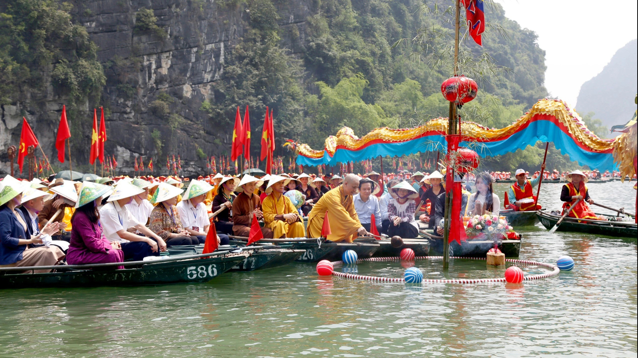 Tham dự lễ hội có lãnh đạo tỉnh Ninh Bình; đại diện Hội đồng Trị sự Giáo hội Phật giáo Việt Nam; bà Simona Mirela Miculescu, Chủ tịch Đại hội đồng UNESCO lần thứ 42; và hàng ngàn du khách, người dân