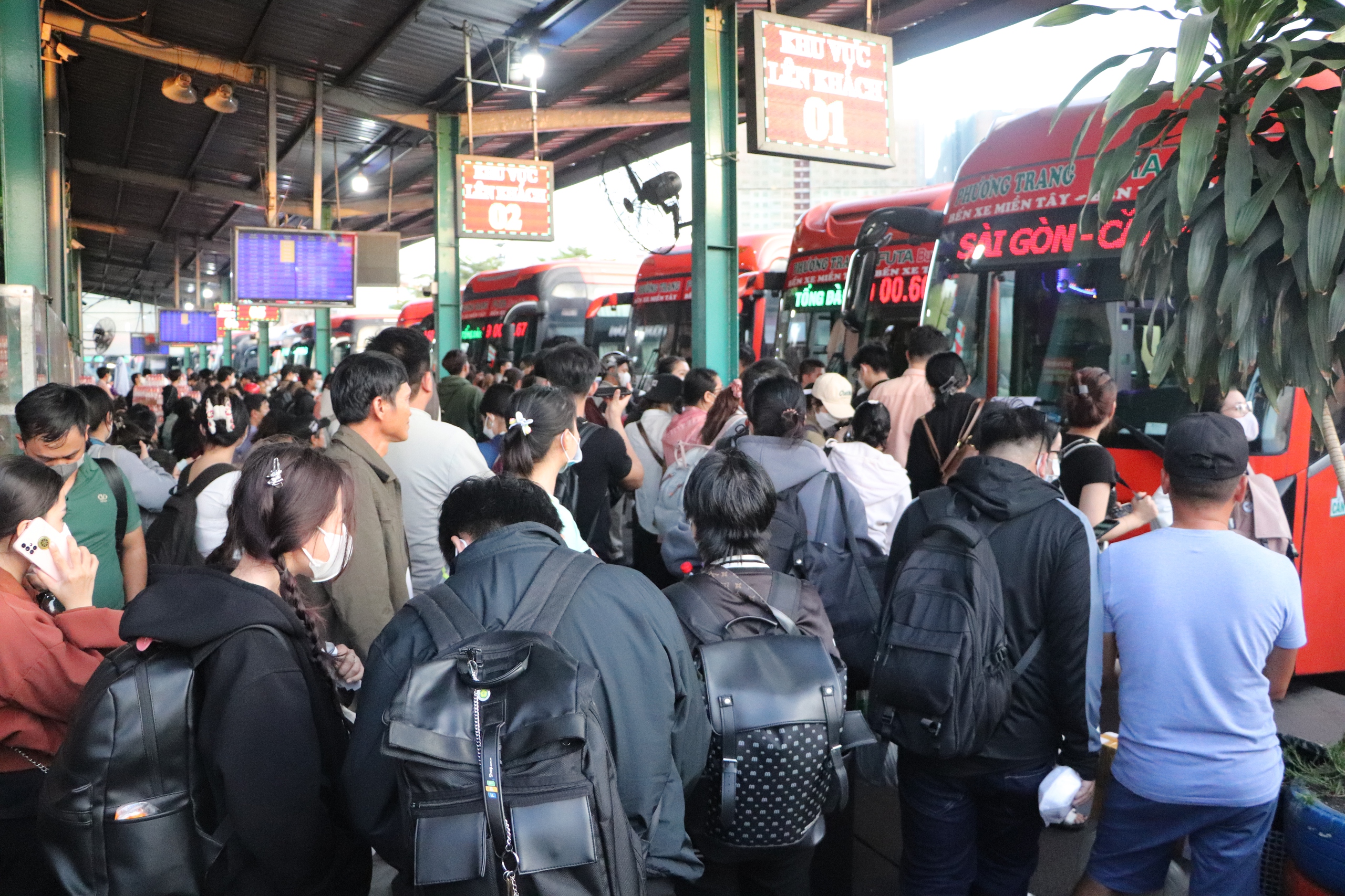 Bến xe Hà Nội cao điểm Tết: Sẵn sàng phục vụ người dân, vẫn lo nạn cò mồi, ép giá