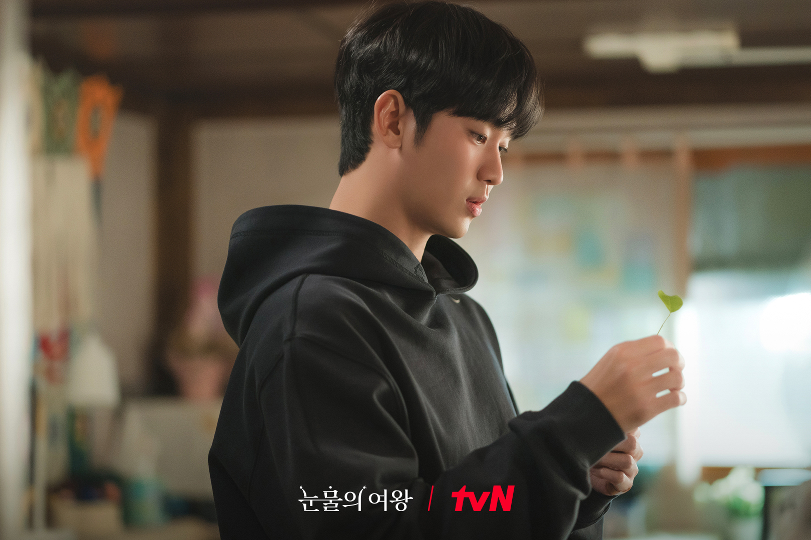 Vai Baek Hyun Woo trong Nữ hoàng nước mắt (Queen of Tears) đánh dấu sự trở lại màn ảnh nhỏ của Kim Soo Hyun sau ba năm, kể từ Một ngày nọ. Trong lần tái xuất này, anh không ngừng khiến khán giả kinh ngạc bởi diễn xuất bùng nổ qua mỗi tập phim