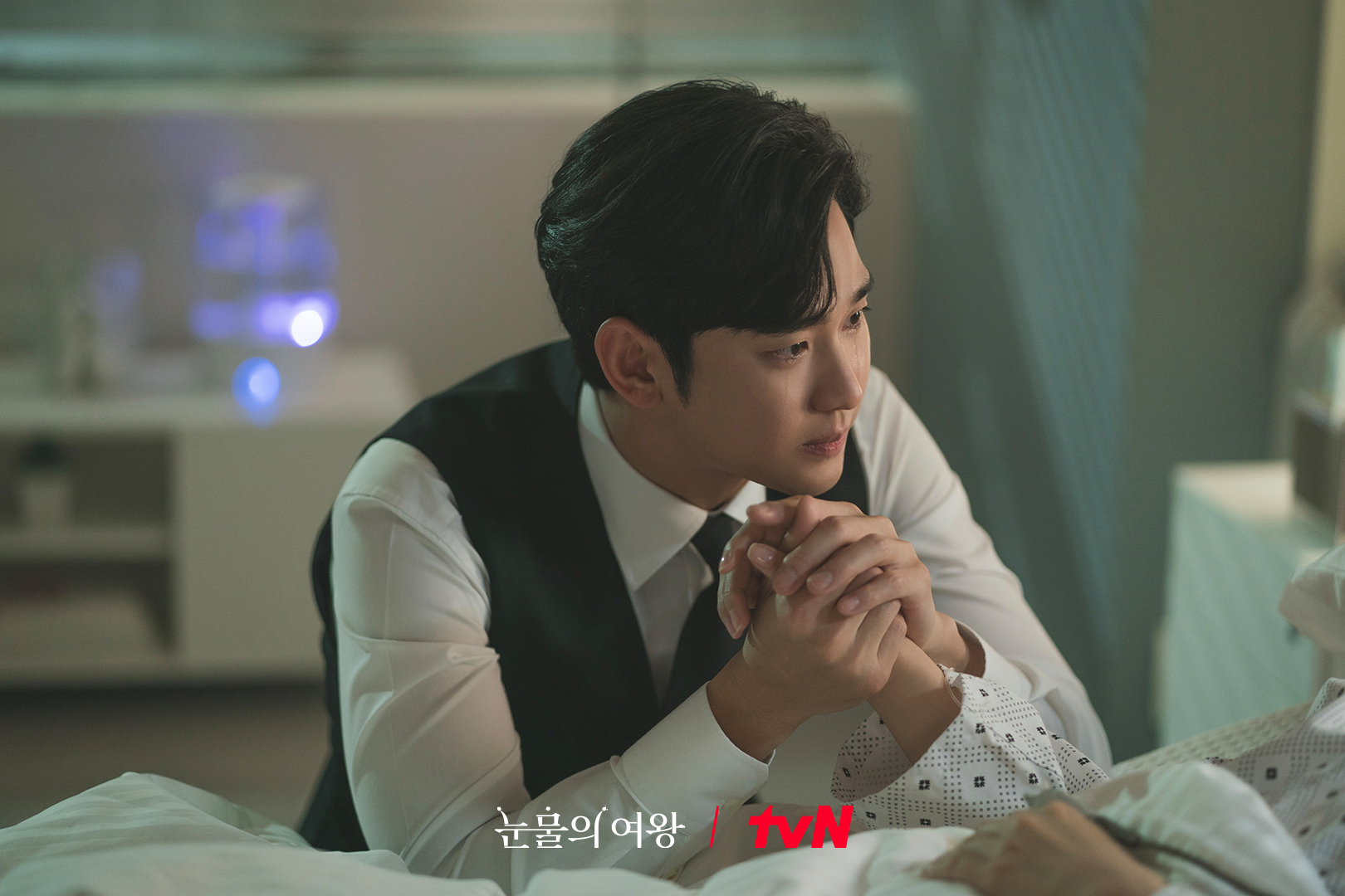 Ở các tập phim gần đây, nam diễn viên tiếp tục tỏa sáng khi khắc họa được tình cảm sâu đậm của Baek Hyun Woo dành cho Hong Hae In (Kim Ji Won) mỗi khi nghĩ đến cảnh cô cận kề cái kết