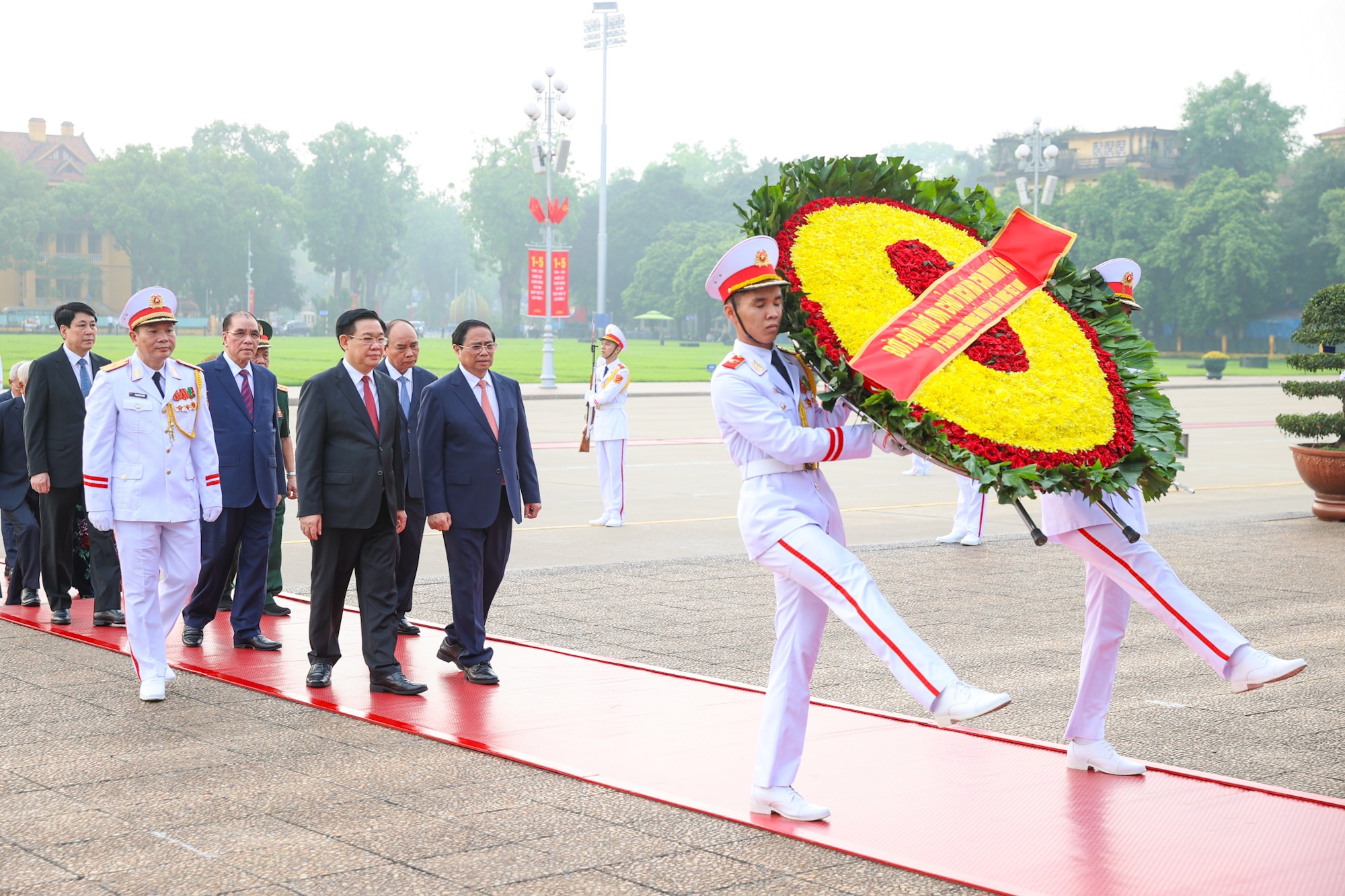 Các lãnh đạo, nguyên lãnh đạo Đảng, Nhà nước đặt vòng hoa, vào Lăng viếng Chủ tịch Hồ Chí Minh.
