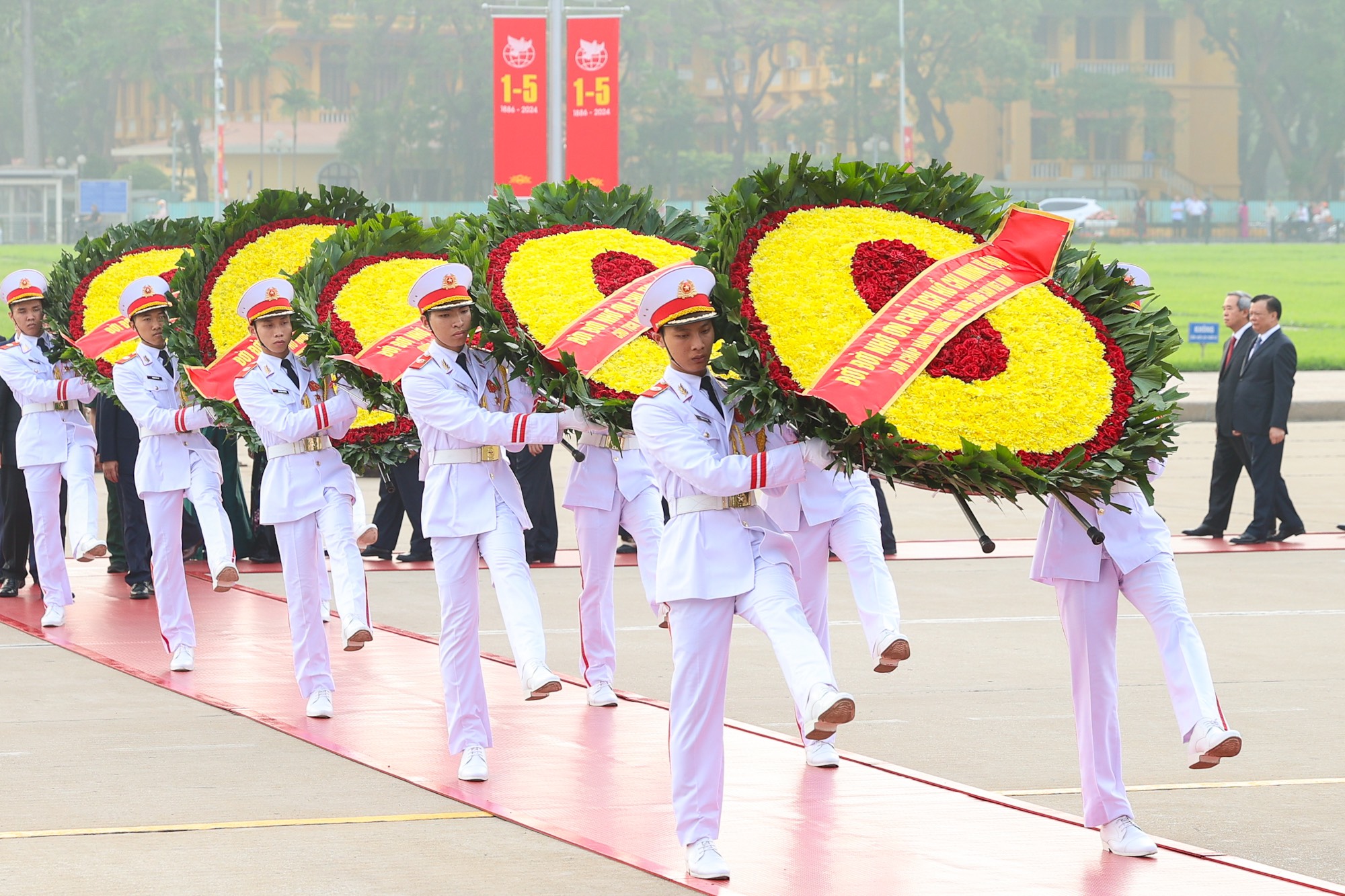 Vòng hoa của đoàn mang dòng chữ: Đời đời nhớ ơn Chủ tịch Hồ Chí Minh vĩ đại