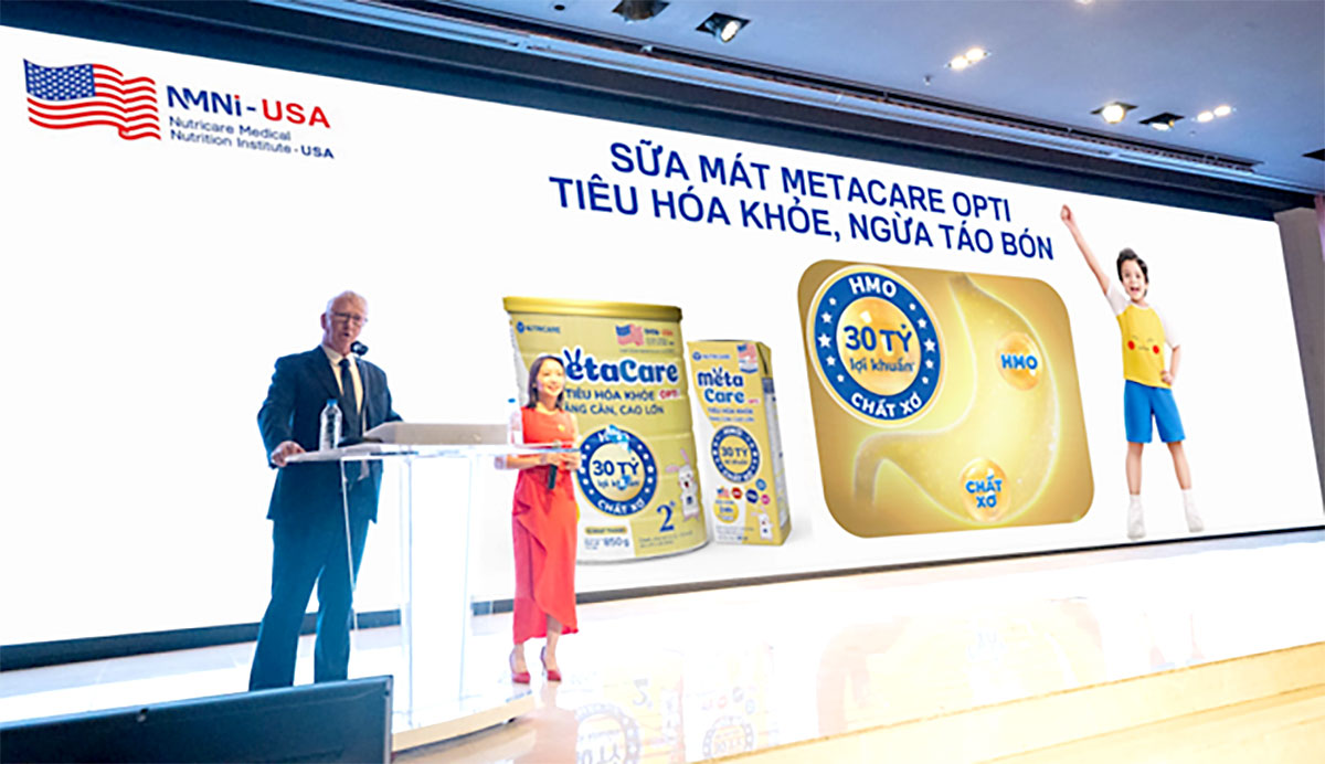 Nutricare lần thứ hai góp mặt trong Top 50 doanh nghiệp tăng trưởng xuất sắc Việt Nam- Ảnh 3. Tiến sĩ David Clark chia sẻ về đột phá công nghệ lợi khuẩn Postbiotic và Metacare Opti tại lễ ra mắt sản phẩm mới
