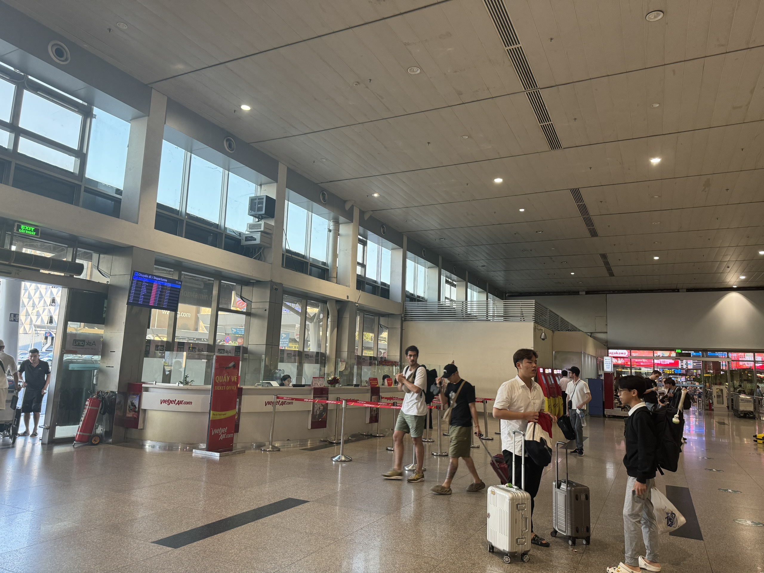 Số lượng hành khách giảm mạnh, sân bay Tân Sơn Nhất mùa lễ chính thức 