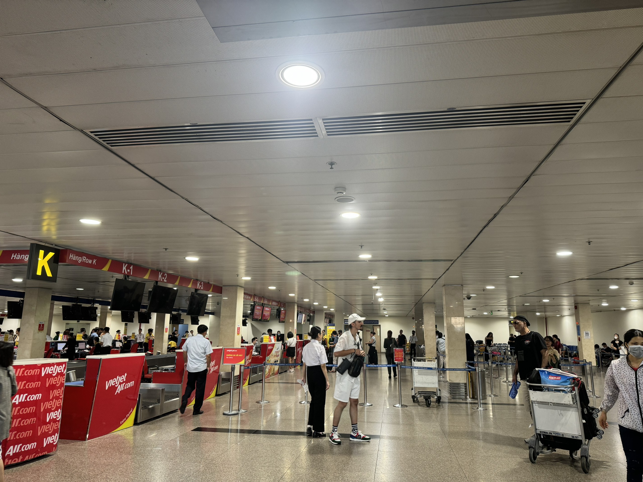 Nếu ngày cao điểm nhất dịp lễ năm ngoái, sân bay Tân Sơn Nhất phục vụ tới 810 chuyến bay thì năm nay, con số này giảm chỉ còn 740 chuyến