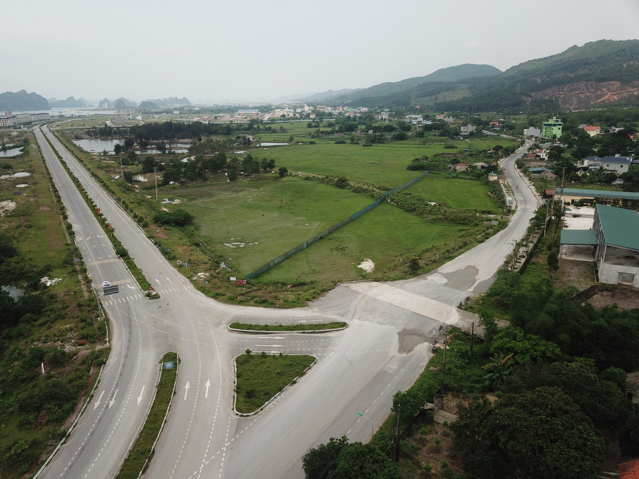 Cận cảnh 'con đường đau khổ' có giá gần 158 tỉ đồng/km ở Vân Đồn- Ảnh 3.