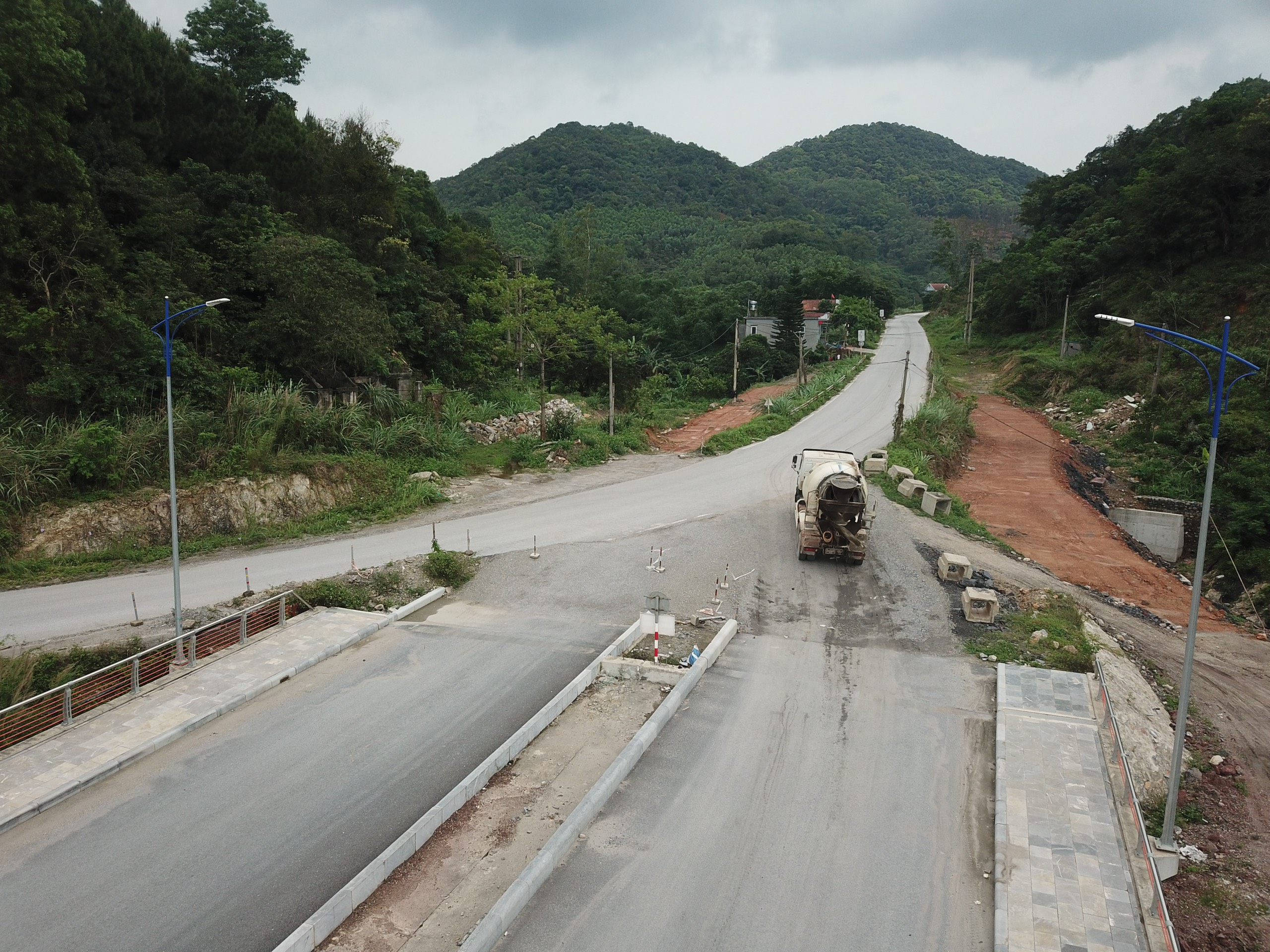 Cận cảnh 'con đường đau khổ' có giá gần 158 tỉ đồng/km ở Vân Đồn- Ảnh 8.