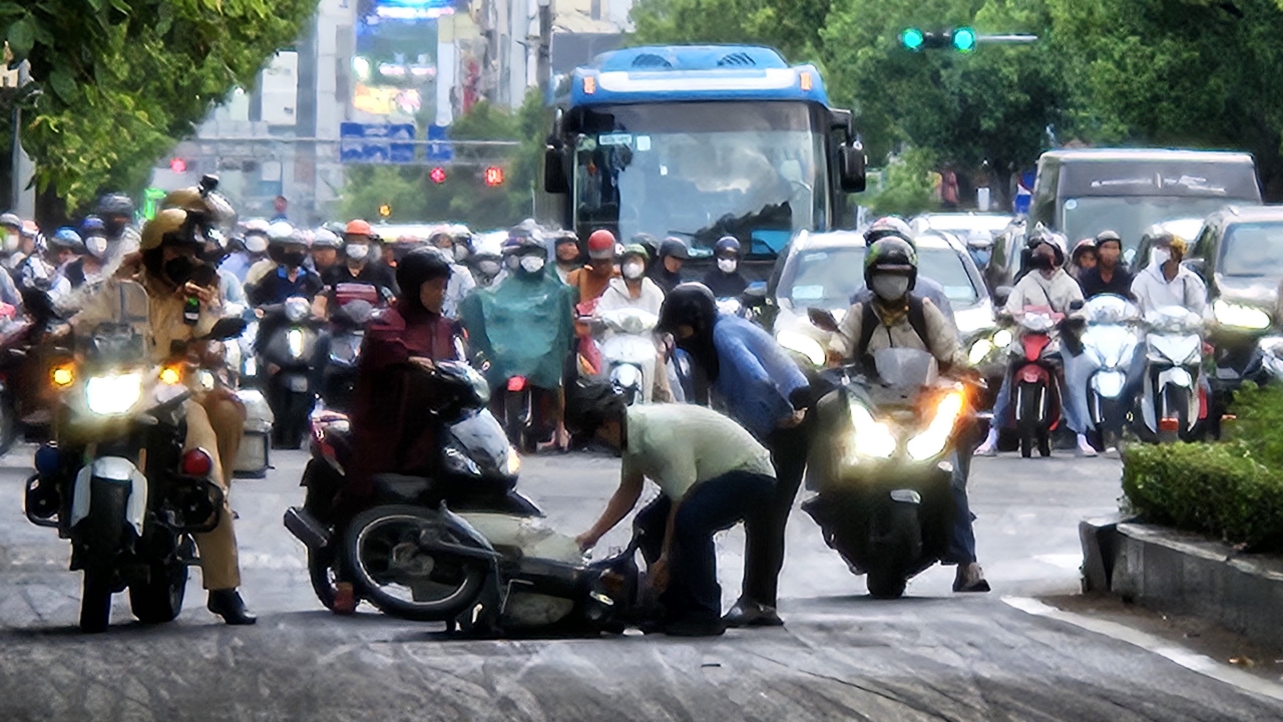 Người đi xe máy khác bị té ngã trên đường Nam Kỳ Khởi Nghĩa (đoạn giao đường Võ Thị Sáu) khi vừa ôm cua. Theo một CSGT, tình trạng người dân bị té xe khi tham gia giao thông sau những cơn mưa nhỏ là do mặt đường trơn. 