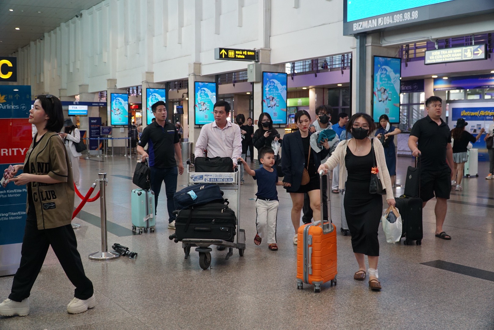 Sân bay Tân Sơn Nhất đã rộn ràng khách đến, nhiều người lỉnh kỉnh đồ đạc về quê, du lịch dịp nghỉ lễ 30.4 -1.5