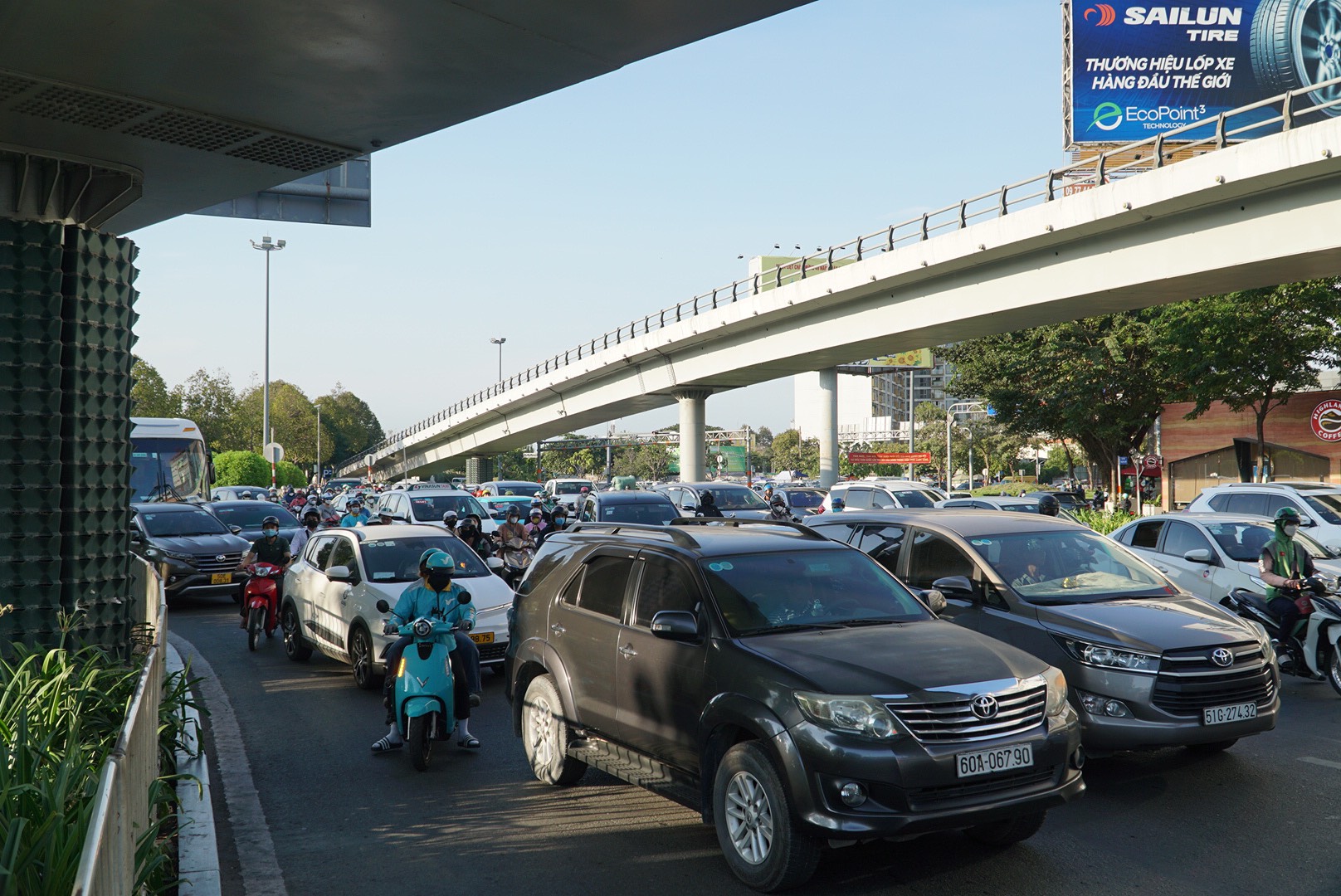 Phía đường Trường Sơn trở nên đông đúc, các phương tiện di chuyển chậm kéo dài để vào sân bay Tân Sơn Nhất