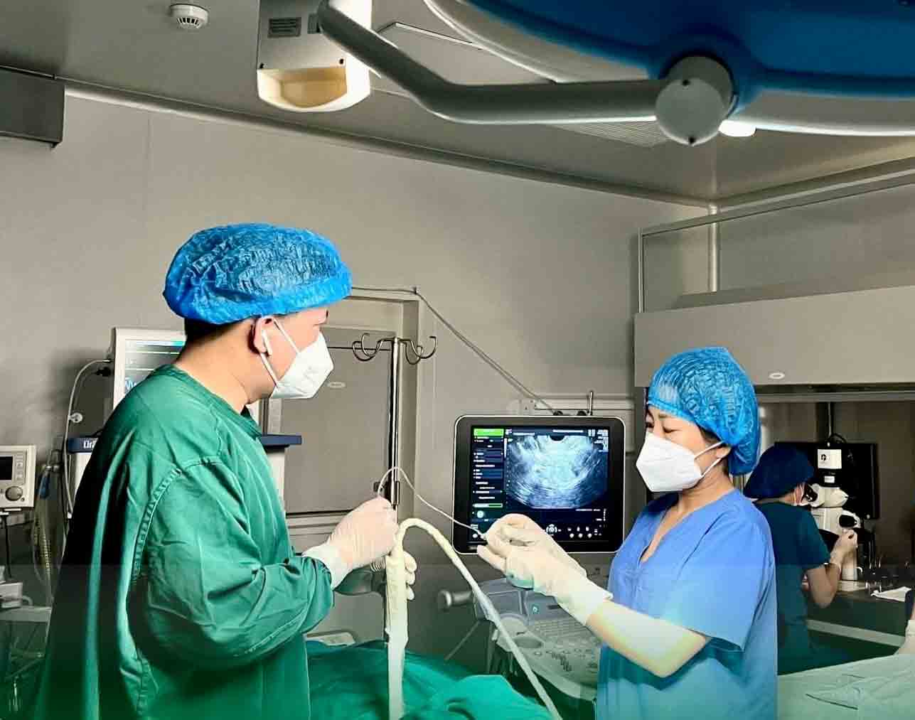Lấy trứng trữ đông cho cô gái 17 tuổi mắc ung thư- Ảnh 1. Các bác sĩ thực hiện kỹ thuật lấy trứng để trữ đông cho bệnh nhân