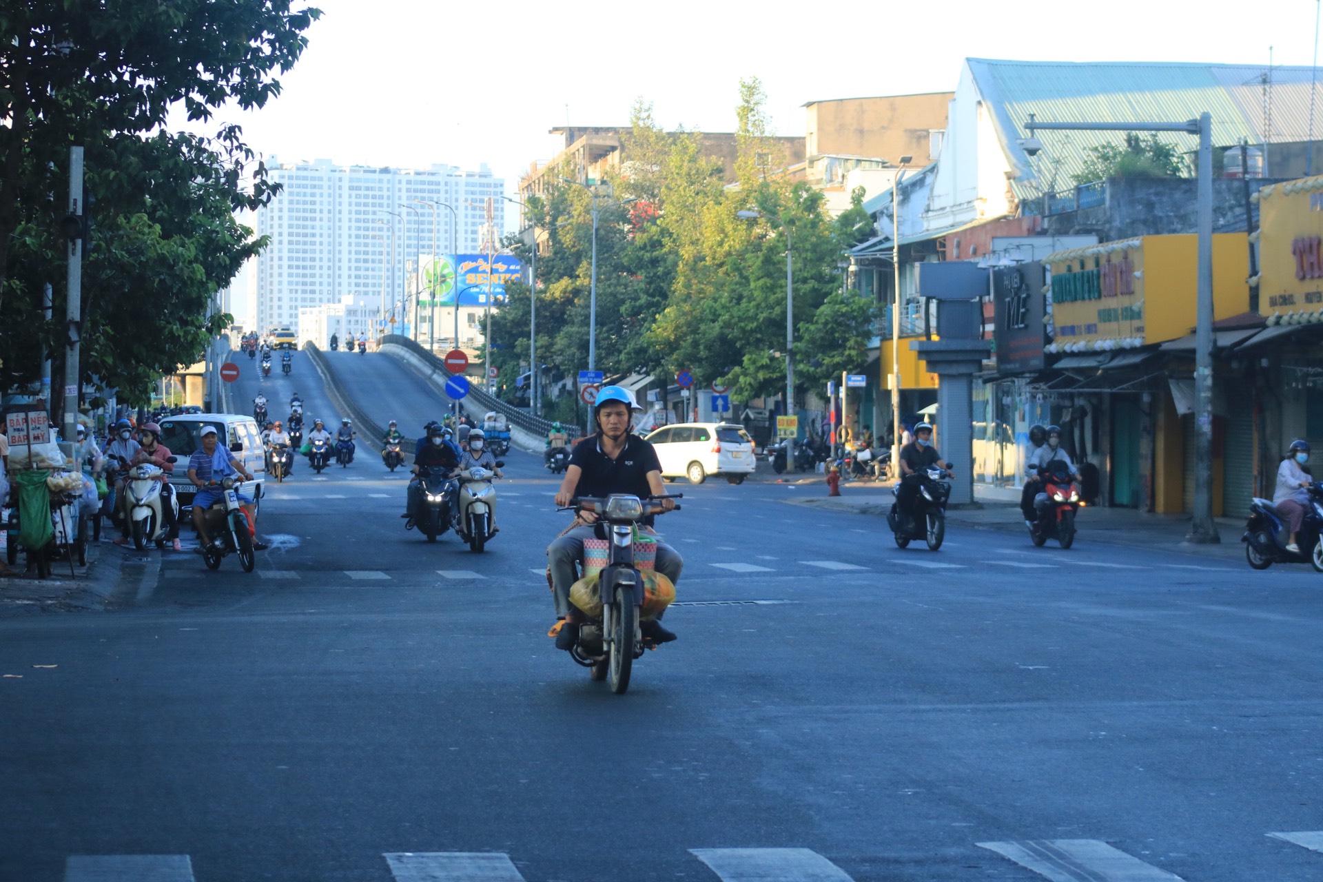Đường Nguyễn Tri Phương (Q.5), hướng từ cầu Nguyễn Tri Phương về trung tâm TP.HCM xe di chuyển dễ dàng sáng nay