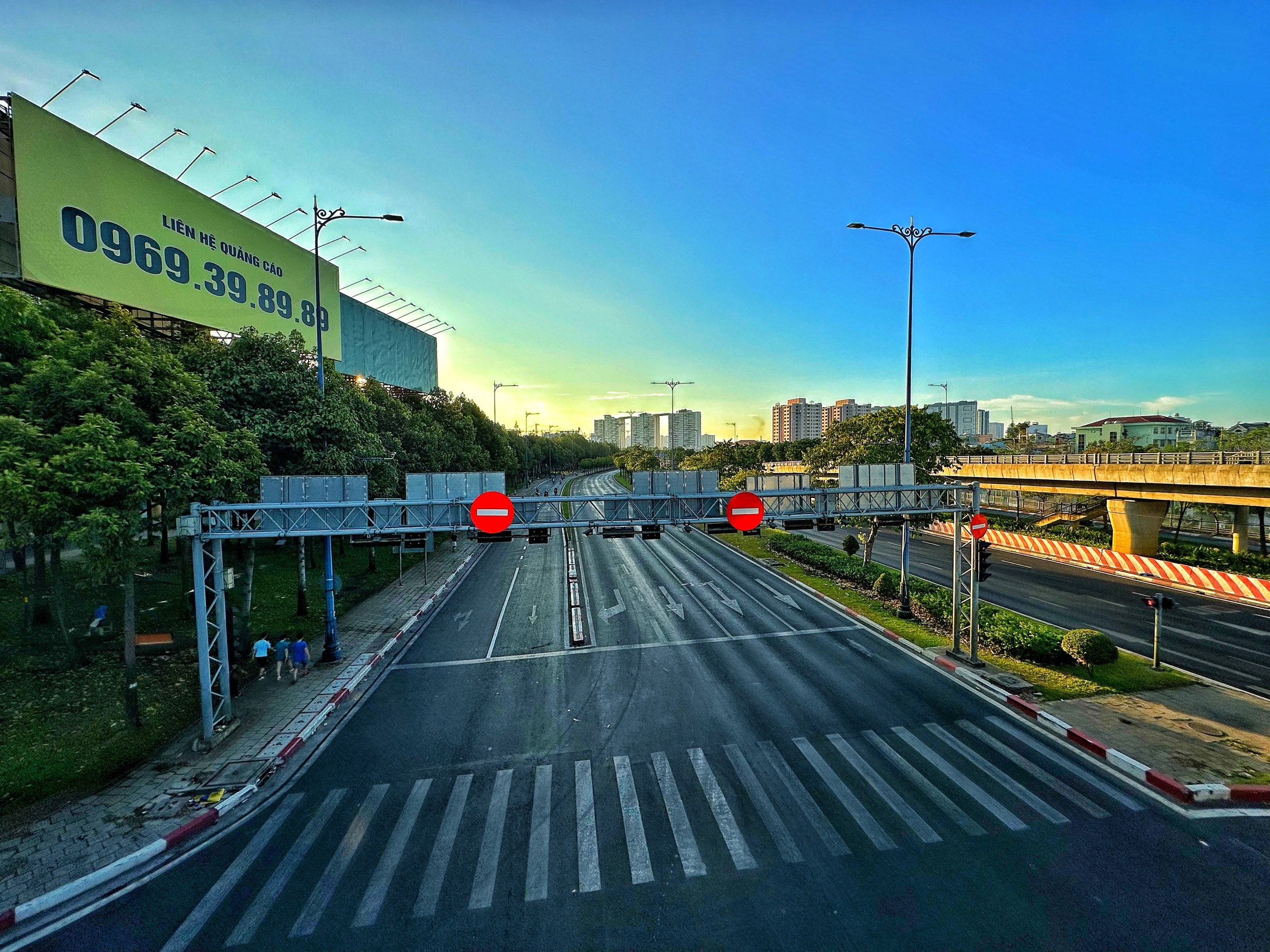 Đại lộ Võ Văn Kiệt vắng xe sáng sớm